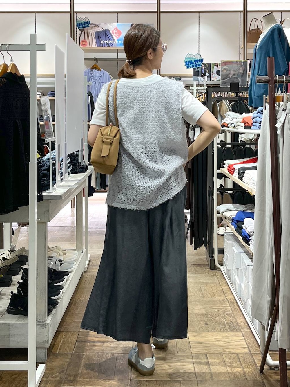 「ナチュラル、着痩せ・細見え、高身長、体型カバー、デート/ロマンティック、楽ちんコーデ、着痩せ、旅行、GLOBAL WORK、サマ見え_GLOBAL WORK、スニーカー、ベスト、Tシャツ、ボストン、ワイドパンツ」｜「GLOBAL WORKのエアかるクラシックスニーカー/135751（スニーカー、ベージュ系）」を使った、nibakeryさん（レディース・168cm）の夏コーディネートの3枚目の写真