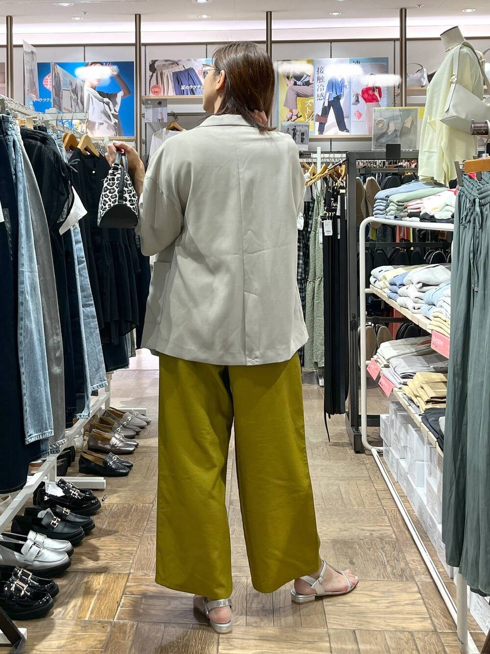 「高身長、体型カバー、ナチュラル、デート/ロマンティック、楽ちんコーデ、着痩せ、旅行、GLOBAL WORK、サマ見え_GLOBAL WORK、着痩せ・細見え、サンダル、さらさらリラックス_GLOBAL WORK、ワイドパンツ、夏コーデ、ショルダーバッグ」|「GLOBAL WORKのスペ軽お財布ショルダー/132336(ショルダーバッグ、その他)」を使った、nibakeryさん(レディース・168cm)の春コーディネートの3枚目の写真