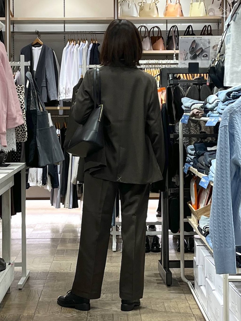 ホワイト系のシャツ/ブラウス、ブラック系のその他シューズ、ブラック系のボストンバッグを着用したレディースの冬コーディネートの3枚目の写真