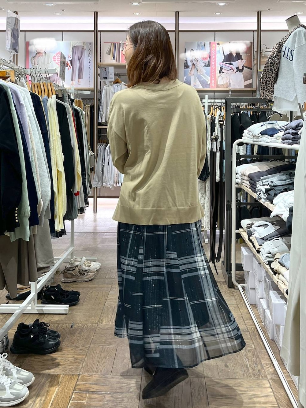 「高身長、体型カバー、ナチュラル、デート/ロマンティック、楽ちんコーデ、着痩せ、旅行、GLOBAL WORK、サマ見え_GLOBAL WORK、着痩せ・細見え、厚底シューズ、ローファー、夏コーデ、春コーデ、スカート」|「GLOBAL WORKのエアかる厚底ローファー/136031(ローファー、ブラック系)」を使った、nibakeryさん(レディース・168cm)の春コーディネートの3枚目の写真