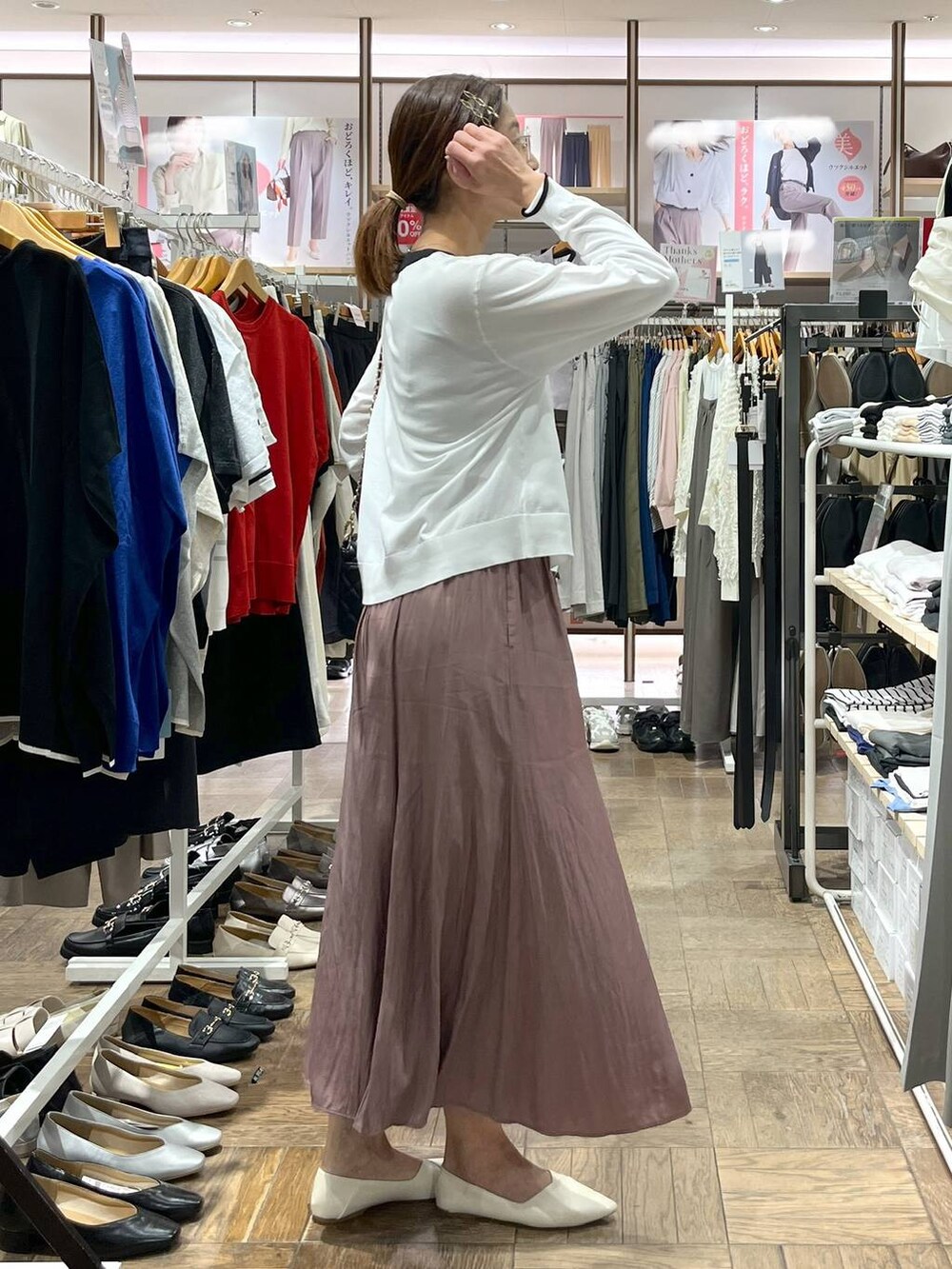 「高身長、体型カバー、ナチュラル、デート/ロマンティック、楽ちんコーデ、着痩せ、旅行、GLOBAL WORK、サマ見え_GLOBAL WORK、着痩せ・細見え、さらさらリラックス_GLOBAL WORK、ワイドパンツ、ショルダーバッグ、フラットシューズ、カーディガン」|「GLOBAL WORKのさらさらリラックスフレアワイドパンツ/147675(その他パンツ、ピンク系)」を使った、nibakeryさん(レディース・168cm)の春コーディネートの2枚目の写真