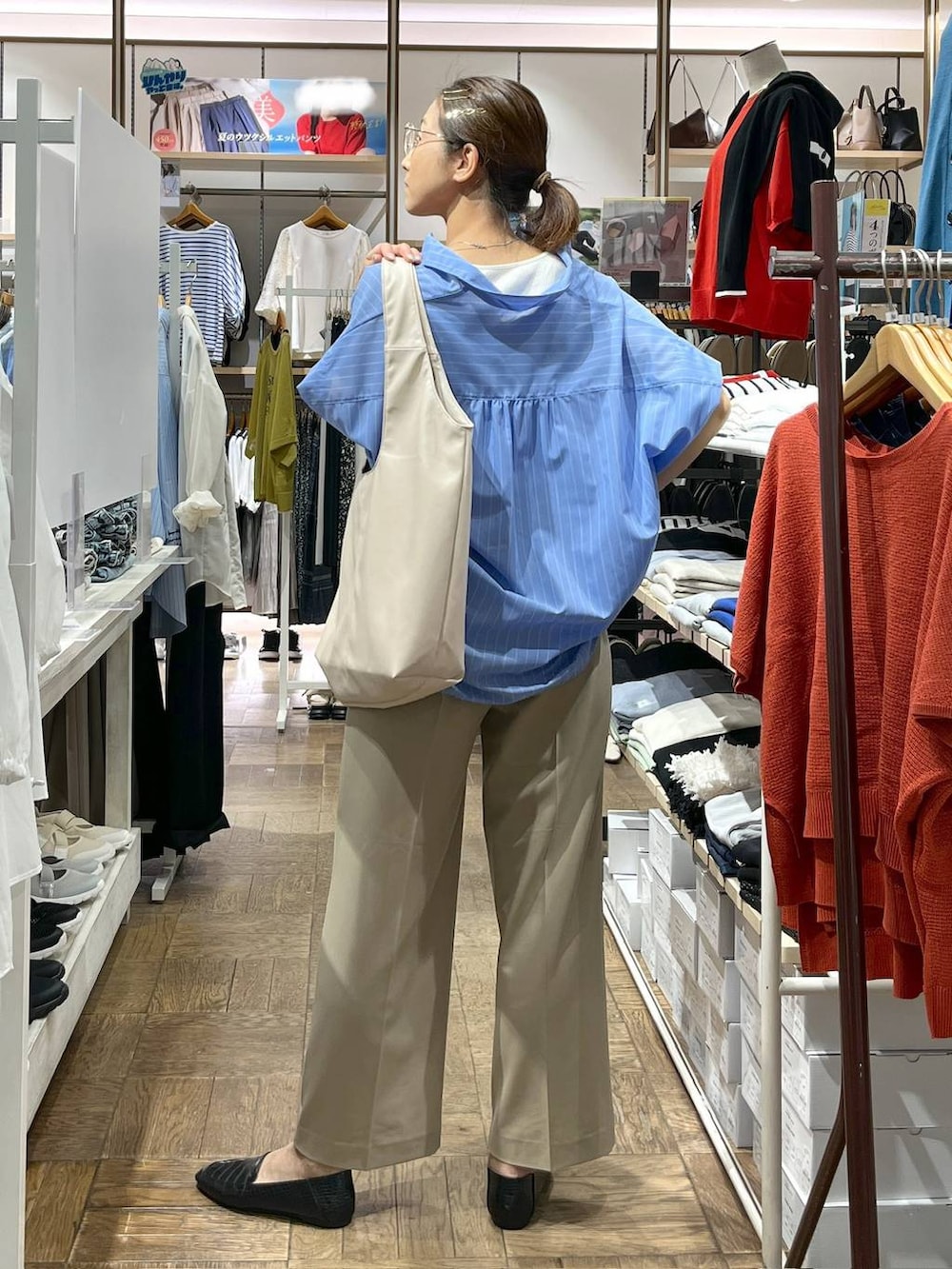 「旅行、高身長、体型カバー、ナチュラル、デート/ロマンティック、楽ちんコーデ、着痩せ、GLOBAL WORK、サマ見え_GLOBAL WORK、着痩せ・細見え、夏コーデ、シャツ、ウツクシルエットパンツ_GLOBAL WORK、ワイドパンツ、フラットシューズ」｜「GLOBAL WORKのらくっション踏めるバブーシュ/136007（その他シューズ、ブラック系）」を使った、nibakeryさん（レディース・168cm）の夏コーディネートの3枚目の写真