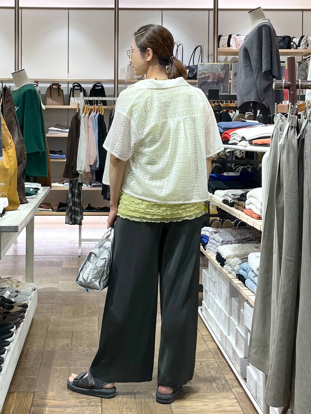 「高身長、体型カバー、ナチュラル、デート/ロマンティック、旅行、GLOBAL WORK、サマ見え_GLOBAL WORK、着痩せ・細見え、楽ちんコーデ、着痩せ、サンダル、シャツ、シアートップス、夏コーデ、タンクトップ」|「GLOBAL WORKのBeauteeスクエアタンク/289845(タンクトップ、その他)」を使った、nibakeryさん(レディース・168cm)の夏コーディネートの3枚目の写真