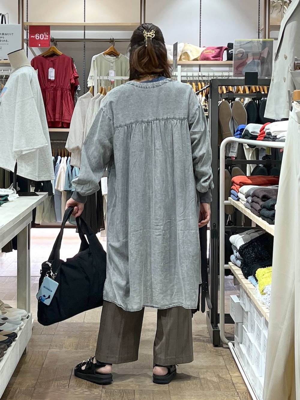 「旅行、デート/ロマンティック、楽ちんコーデ、着痩せ、GLOBAL WORK、高身長、体型カバー、ナチュラル、サマ見え_GLOBAL WORK、着痩せ・細見え、夏コーデ、秋コーデ、ヘアアクセサリー、トートバッグ、サンダル」|「GLOBAL WORKのニュアンスメタルヘアバンス/145132(バレッタ/ヘアクリップ、ゴールド系)」を使った、nibakeryさん(レディース・168cm)の夏コーディネートの3枚目の写真