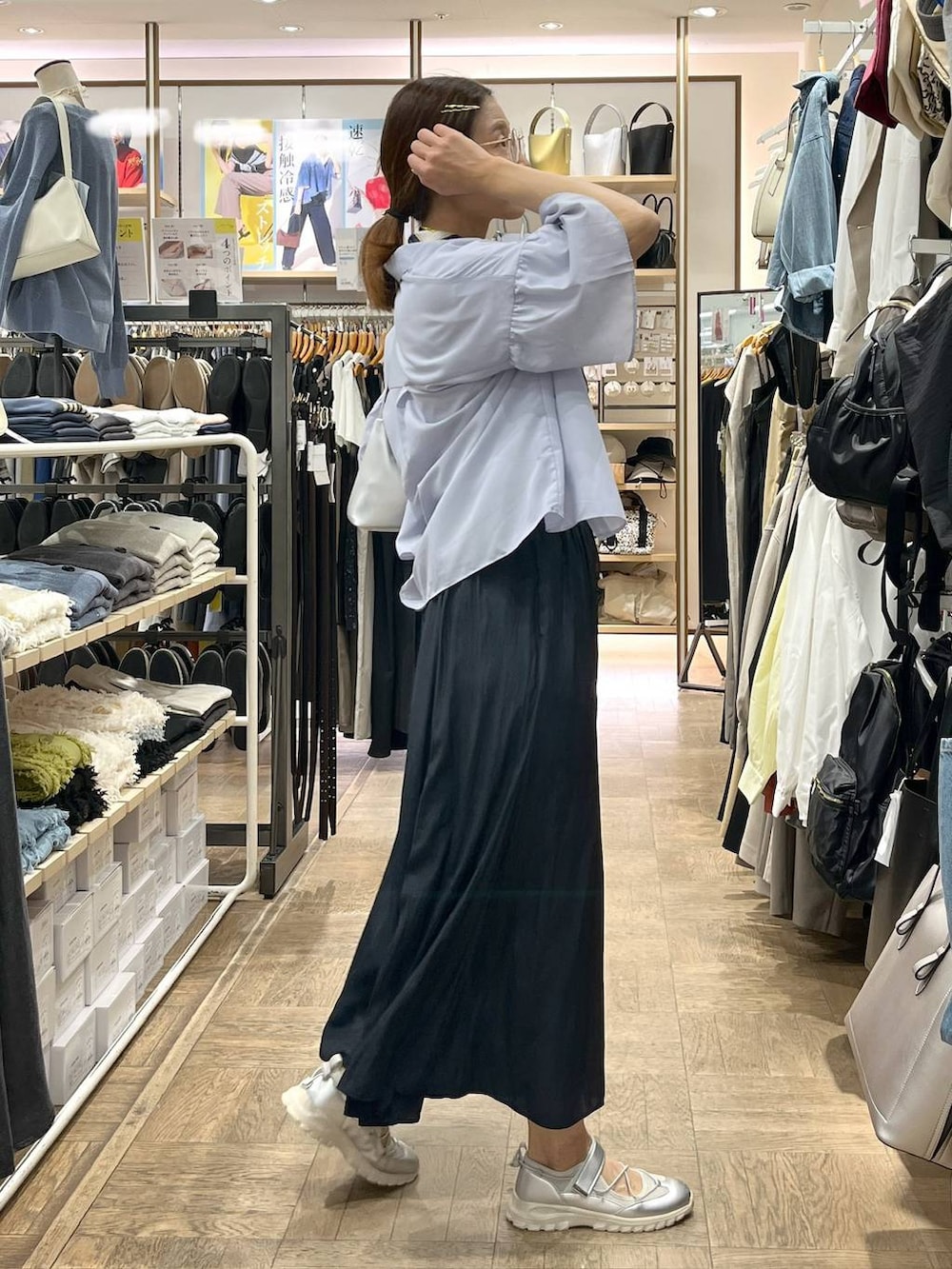 「旅行、GLOBAL WORK、サマ見え_GLOBAL WORK、着痩せ・細見え、高身長、体型カバー、ナチュラル、デート/ロマンティック、楽ちんコーデ、着痩せ、Tシャツ、さらさらリラックス_GLOBAL WORK、ワイドパンツ、ショルダーバッグ、スニーカー」｜「GLOBAL WORKのリッチクリーンプリントT半袖/147640（Tシャツ/カットソー、ホワイト系）」を使った、nibakeryさん（レディース・168cm）の春コーディネートの2枚目の写真