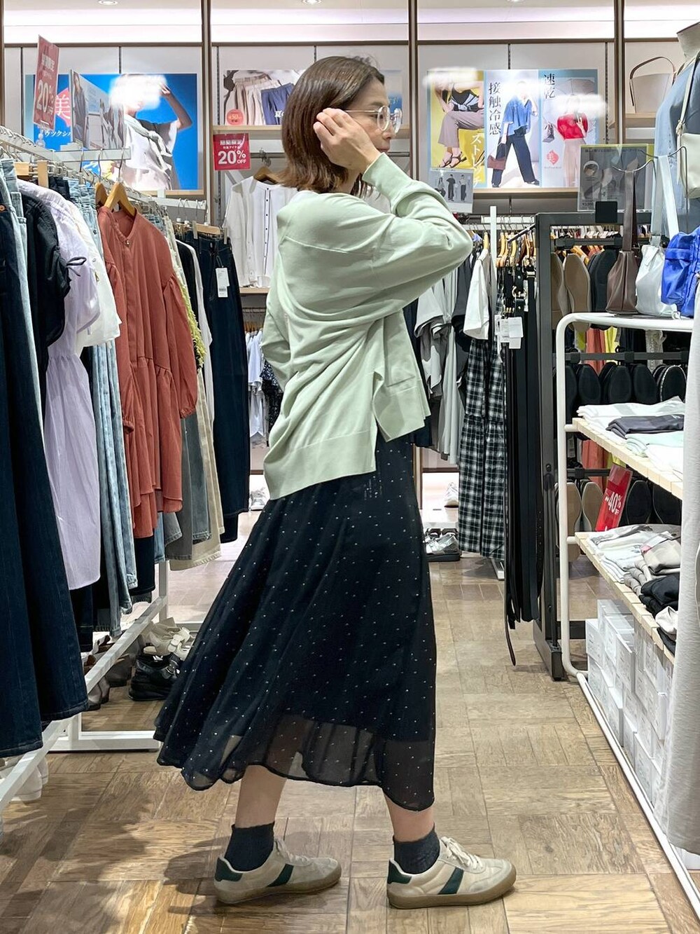 「高身長、体型カバー、ナチュラル、デート/ロマンティック、楽ちんコーデ、着痩せ、旅行、GLOBAL WORK、サマ見え_GLOBAL WORK、着痩せ・細見え、スニーカー、スカート、タンクトップ、カーディガン、ニット」｜「GLOBAL WORKのエアかるクラシックスニーカー/135751（スニーカー、ベージュ系）」を使った、nibakeryさん（レディース・168cm）の春コーディネートの2枚目の写真