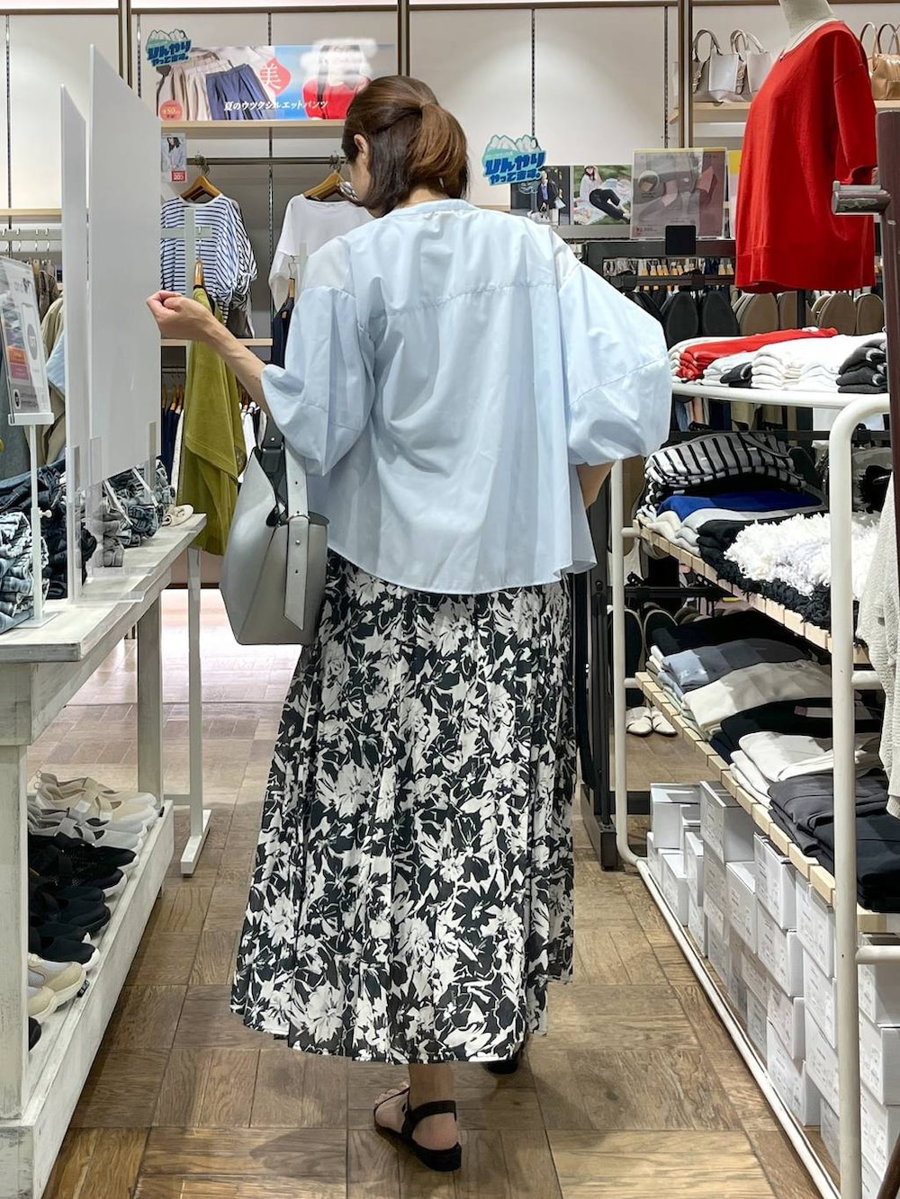 「高身長、体型カバー、ナチュラル、デート/ロマンティック、楽ちんコーデ、着痩せ、旅行、GLOBAL WORK、サマ見え_GLOBAL WORK、着痩せ・細見え、ブラウス、タンクトップ、夏コーデ、サンダル、スカート」|「GLOBAL WORKのエアリーリラックスフレアスカート/147678(スカート、ブラック系)」を使った、nibakeryさん(レディース・168cm)の夏コーディネートの3枚目の写真
