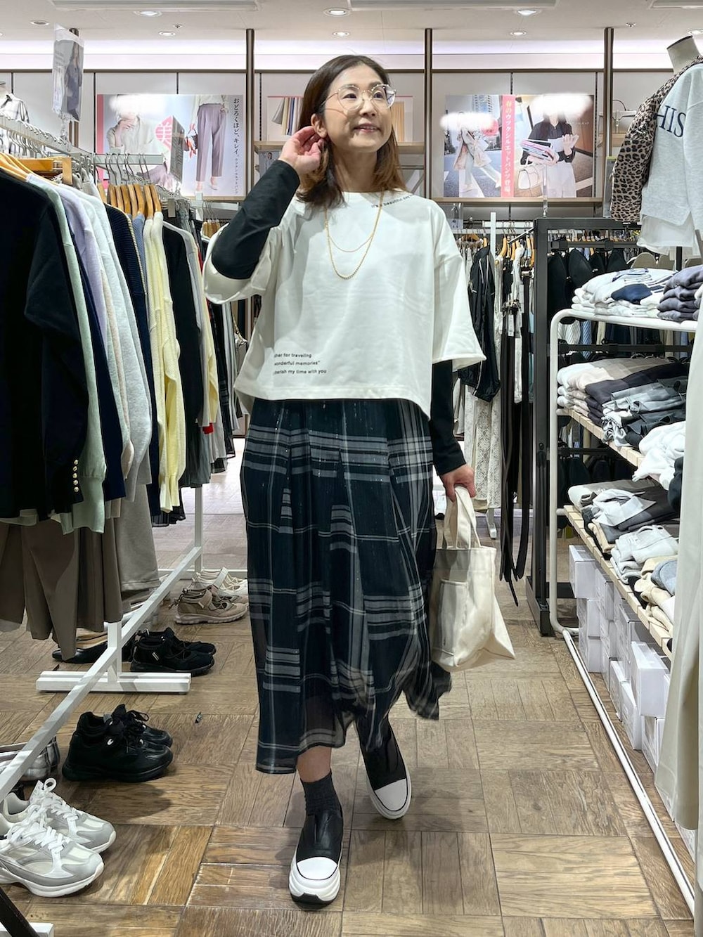 「高身長、体型カバー、ロンT、春コーデ、カジュアル、ナチュラル、デート/ロマンティック、楽ちんコーデ、着痩せ、旅行、GLOBAL WORK、サマ見え_GLOBAL WORK、着痩せ・細見え、厚底シューズ、スリッポン」|「GLOBAL WORKのエアかる厚底スリッポン/135743(スリッポン、ブラック系)」を使った、nibakeryさん(レディース・168cm)の春コーディネートの2枚目の写真