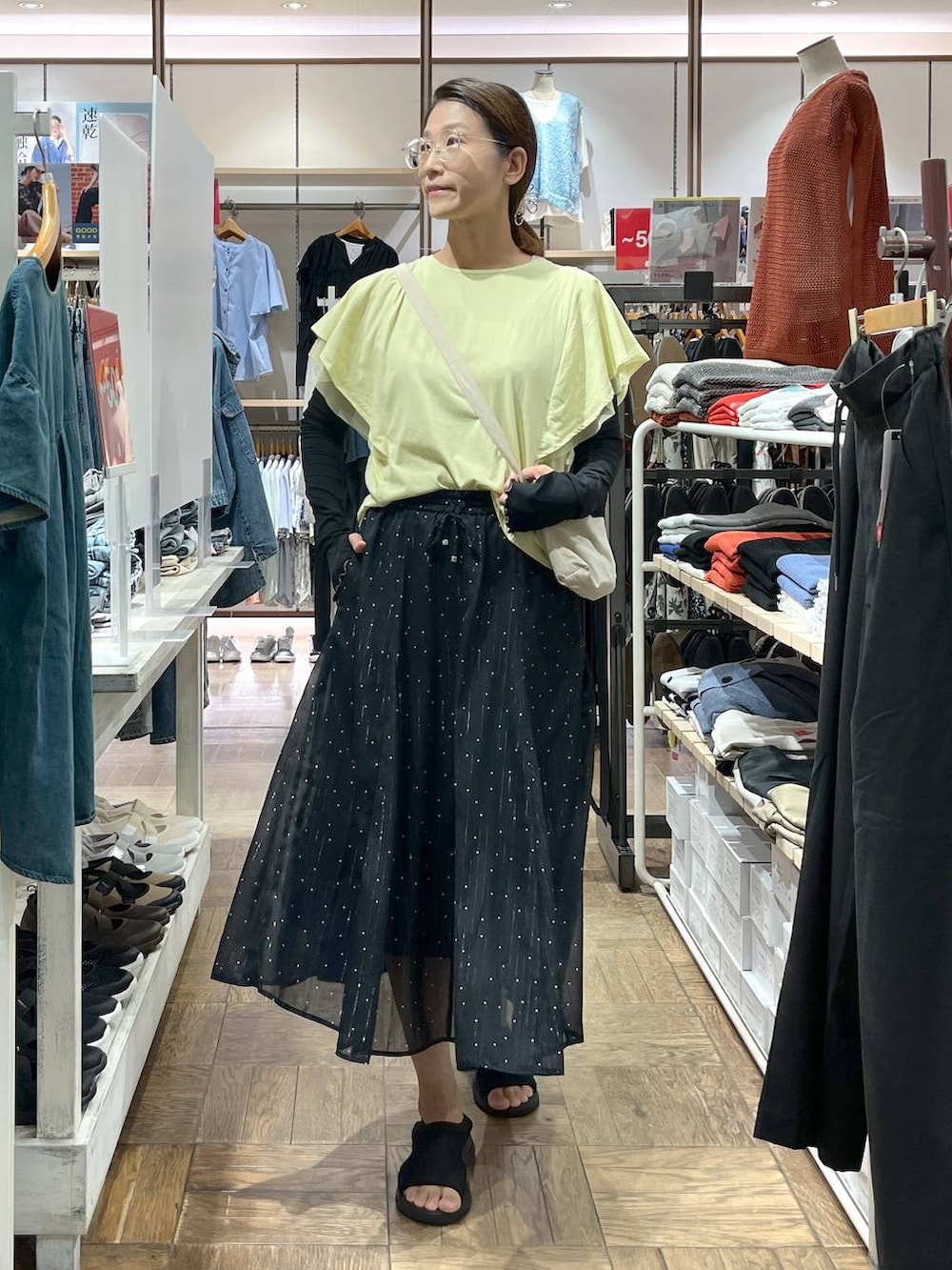 「旅行、高身長、体型カバー、ナチュラル、楽ちんコーデ、デート/ロマンティック、着痩せ、GLOBAL WORK、サマ見え_GLOBAL WORK、着痩せ・細見え、ヘアアクセサリー、夏コーデ、スカート、タンクトップ、Tシャツ」｜「GLOBAL WORKのニュアンスメタルヘアバンス/145132（バレッタ/ヘアクリップ、ゴールド系）」を使った、nibakeryさん（レディース・168cm）の夏コーディネートの2枚目の写真