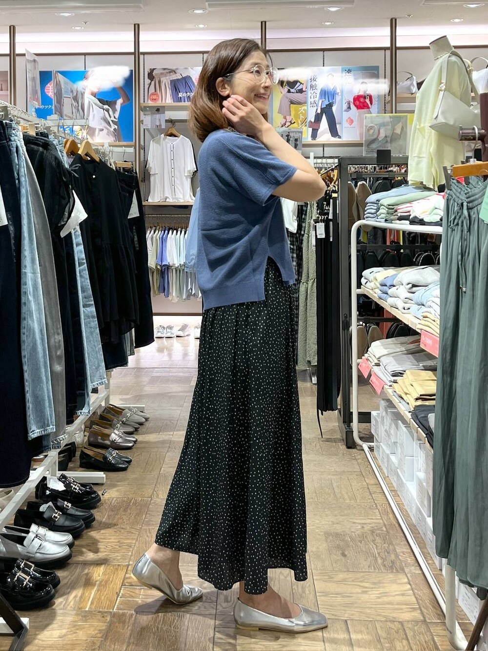 「スカーフ、パンプス、フラットシューズ、夏コーデ、さらさらリラックス_GLOBAL WORK、ワイドパンツ、ショルダーバッグ、ニット、ネックレス、着痩せ・細見え、高身長、体型カバー、ナチュラル、デート/ロマンティック、楽ちんコーデ」|「GLOBAL WORKのらくっション撥水フィットパンプス/135895(パンプス、シルバー系)」を使った、nibakeryさん(レディース・168cm)の春コーディネートの2枚目の写真