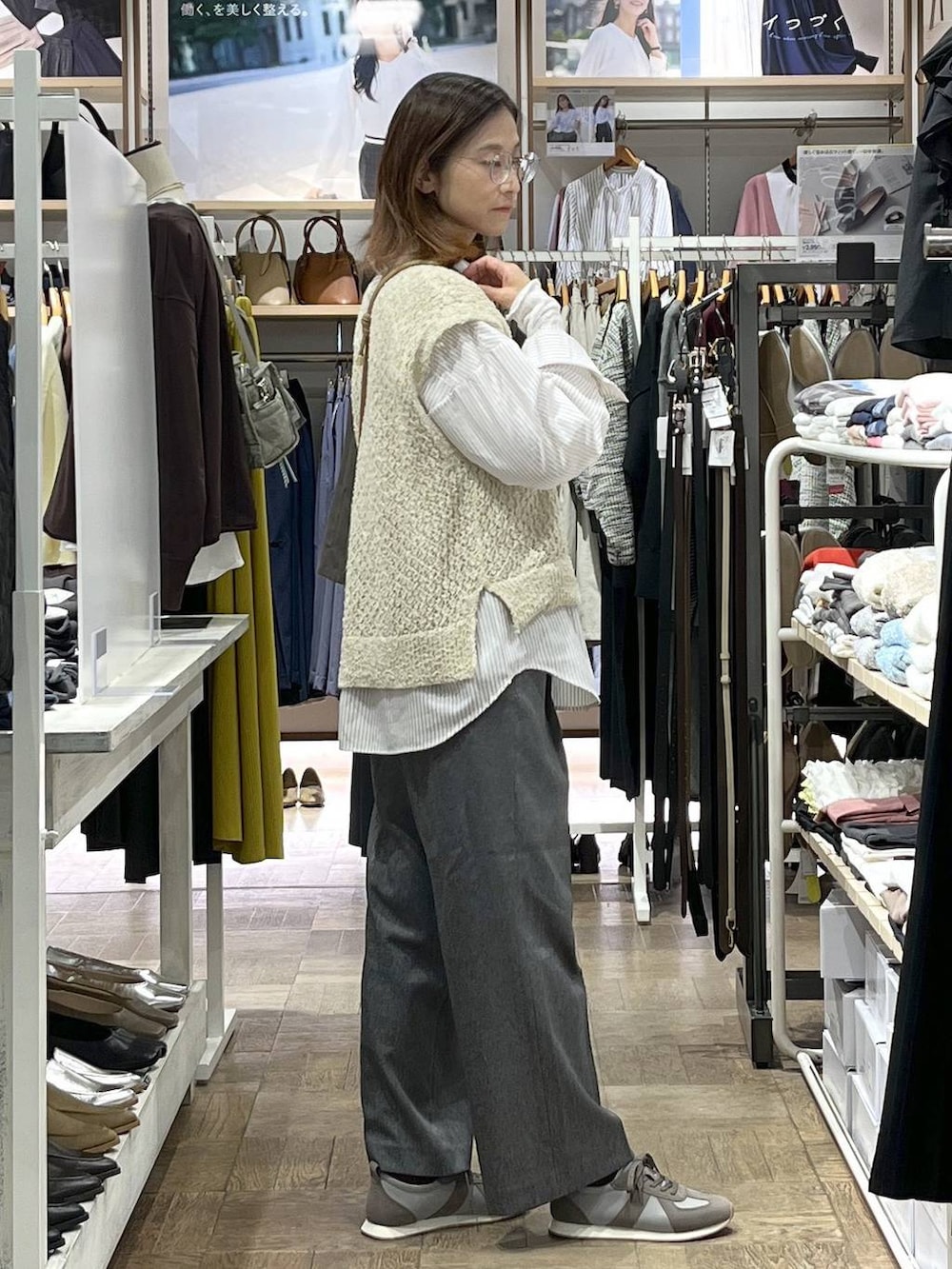 グレー系のスニーカー、その他のシャツ/ブラウス、グレー系のその他パンツを着用したレディースの秋コーディネートの2枚目の写真