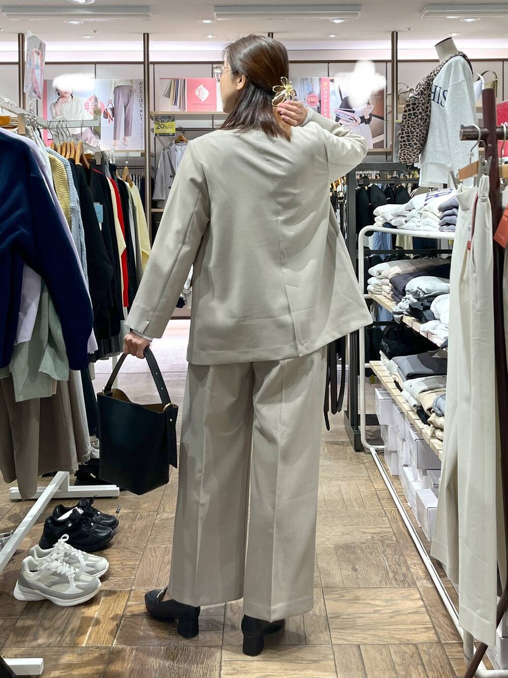 「ローファー、ネックレス、高身長、体型カバー、ナチュラル、デート/ロマンティック、楽ちんコーデ、着痩せ、旅行、GLOBAL WORK、サマ見え_GLOBAL WORK、着痩せ・細見え、セットアップ、ワイドパンツ、ジャケット」|「GLOBAL WORKのらくっションヒールローファー/136033(ローファー、ブラック系)」を使った、nibakeryさん(レディース・168cm)の春コーディネートの3枚目の写真
