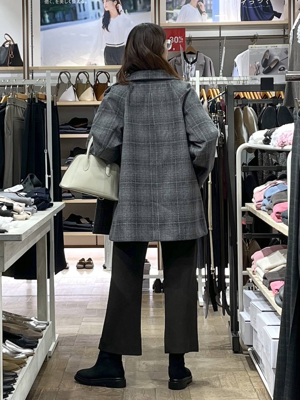 ホワイト系のショルダーバッグ、その他のチェスターコート、ブラウン系のカーディガン/ボレロを着用したレディースの秋コーディネートの3枚目の写真