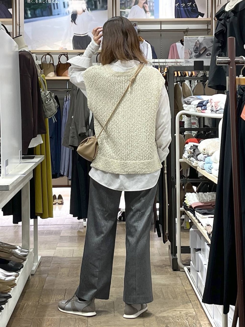 グレー系のスニーカー、その他のシャツ/ブラウス、グレー系のその他パンツを着用したレディースの秋コーディネートの3枚目の写真