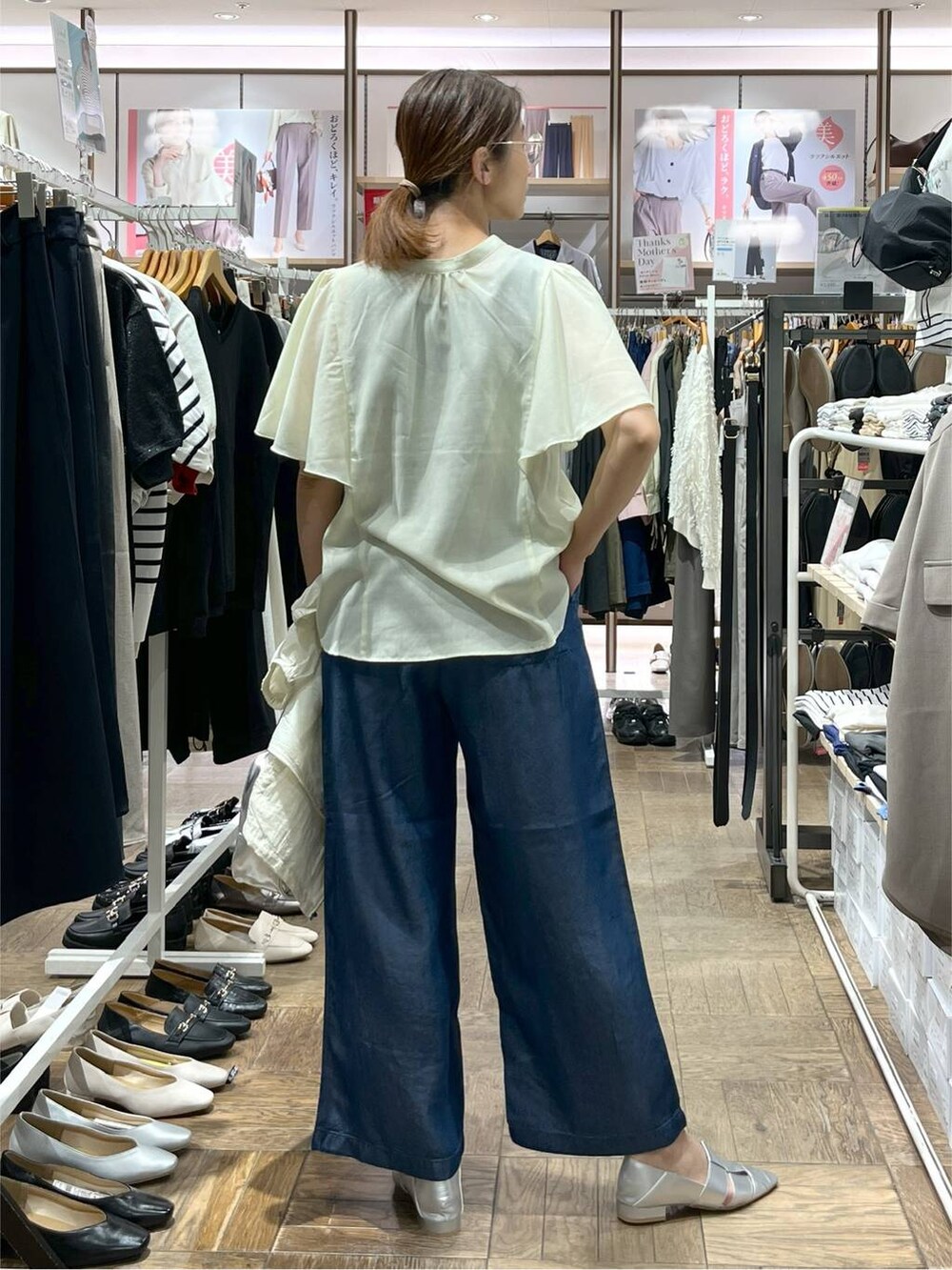 「体型カバー、ナチュラル、デート/ロマンティック、楽ちんコーデ、GLOBAL WORK、サマ見え_GLOBAL WORK、着痩せ・細見え、フラットシューズ、ブルゾン、シアートップス、着痩せ、旅行、高身長、リラックス、ワイドパンツ」｜「GLOBAL WORKのスペ軽2WAYスクエアボストン/252305（ボストンバッグ、グレー系）」を使った、nibakeryさん（レディース・168cm）の春コーディネートの3枚目の写真