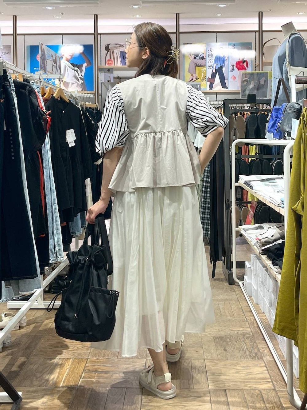 「高身長、体型カバー、ナチュラル、デート/ロマンティック、楽ちんコーデ、着痩せ、旅行、GLOBAL WORK、サマ見え_GLOBAL WORK、着痩せ・細見え、夏コーデ、ヘアアクセサリー、スカート、Tシャツ、サンダル」|「GLOBAL WORKのニュアンスメタルヘアバンス/145132(バレッタ/ヘアクリップ、ゴールド系)」を使った、nibakeryさん(レディース・168cm)の夏コーディネートの3枚目の写真