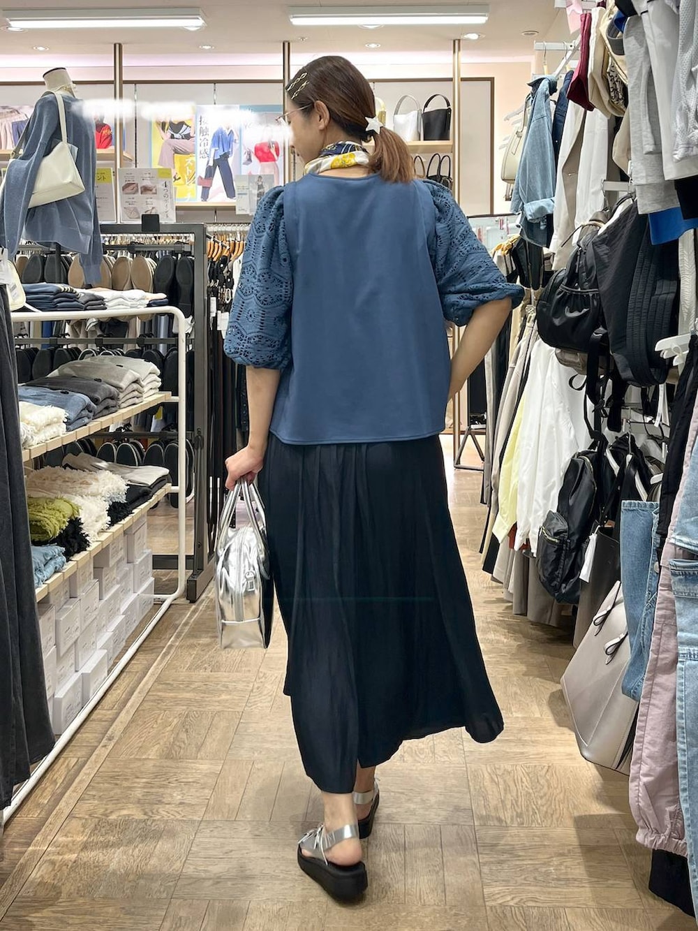 「高身長、着痩せ、体型カバー、楽ちんコーデ、ナチュラル、デート/ロマンティック、旅行、GLOBAL WORK、サマ見え_GLOBAL WORK、着痩せ・細見え、さらさらリラックス_GLOBAL WORK、ワイドパンツ、Tシャツ、夏コーデ、ボストンバッグ」｜「GLOBAL WORKのさらさらリラックスフレアワイドパンツ/147675（その他パンツ、ブルー系）」を使った、nibakeryさん（レディース・168cm）の夏コーディネートの3枚目の写真
