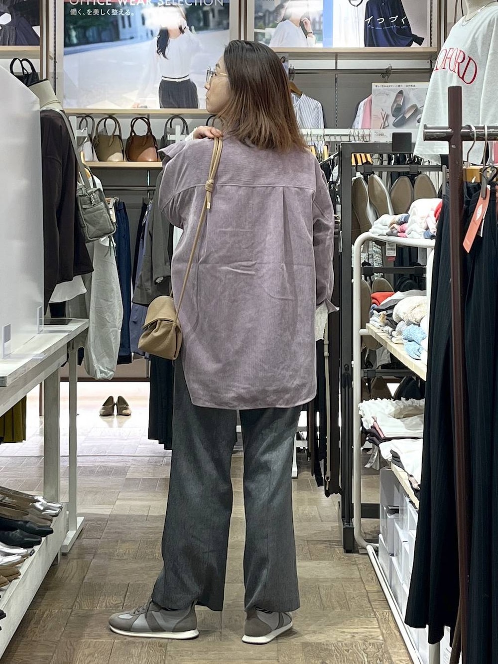 パープル系のシャツ/ブラウス、グレー系のその他パンツ、グレー系のスニーカーを着用したレディースの秋コーディネートの3枚目の写真