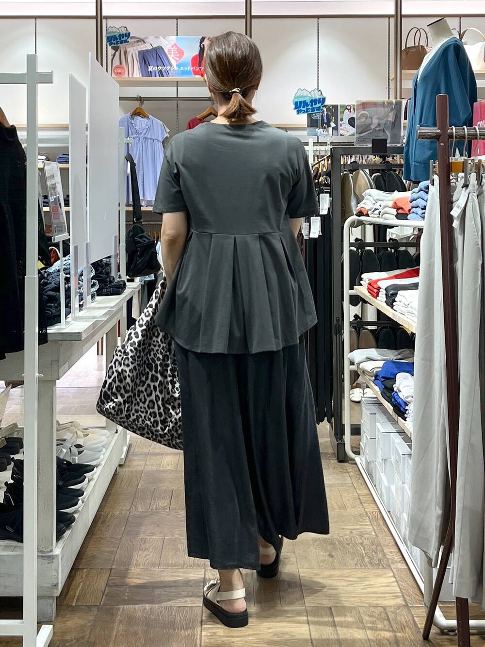 「デート/ロマンティック、楽ちんコーデ、着痩せ、旅行、GLOBAL WORK、サマ見え_GLOBAL WORK、着痩せ・細見え、夏コーデ、ネックレス、Tシャツ、トートバッグ、ワイドパンツ、サンダル、接触冷感、高身長」|「GLOBAL WORKのカラービーズ二連ロングネックレス/251912(ネックレス、ブルー系)」を使った、nibakeryさん(レディース・168cm)の夏コーディネートの3枚目の写真