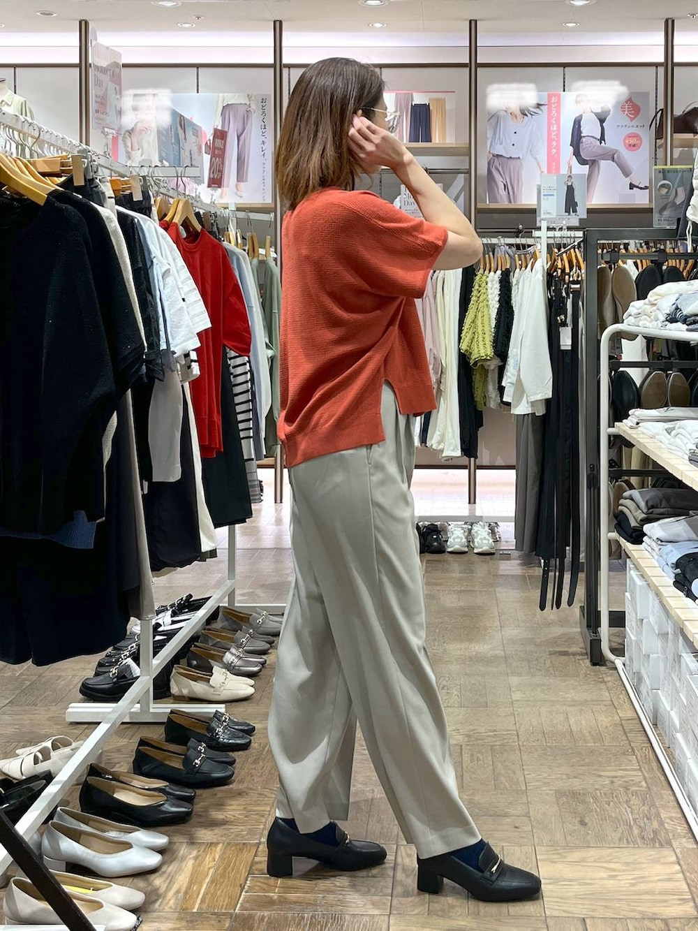 「高身長、体型カバー、ナチュラル、デート/ロマンティック、楽ちんコーデ、着痩せ、旅行、GLOBAL WORK、サマ見え_GLOBAL WORK、着痩せ・細見え、夏コーデ、ローファー、ショルダーバッグ、ニット、ワイドパンツ」|「GLOBAL WORKのらくっションヒールローファー/136033(ローファー、ブラック系)」を使った、nibakeryさん(レディース・168cm)の春コーディネートの2枚目の写真