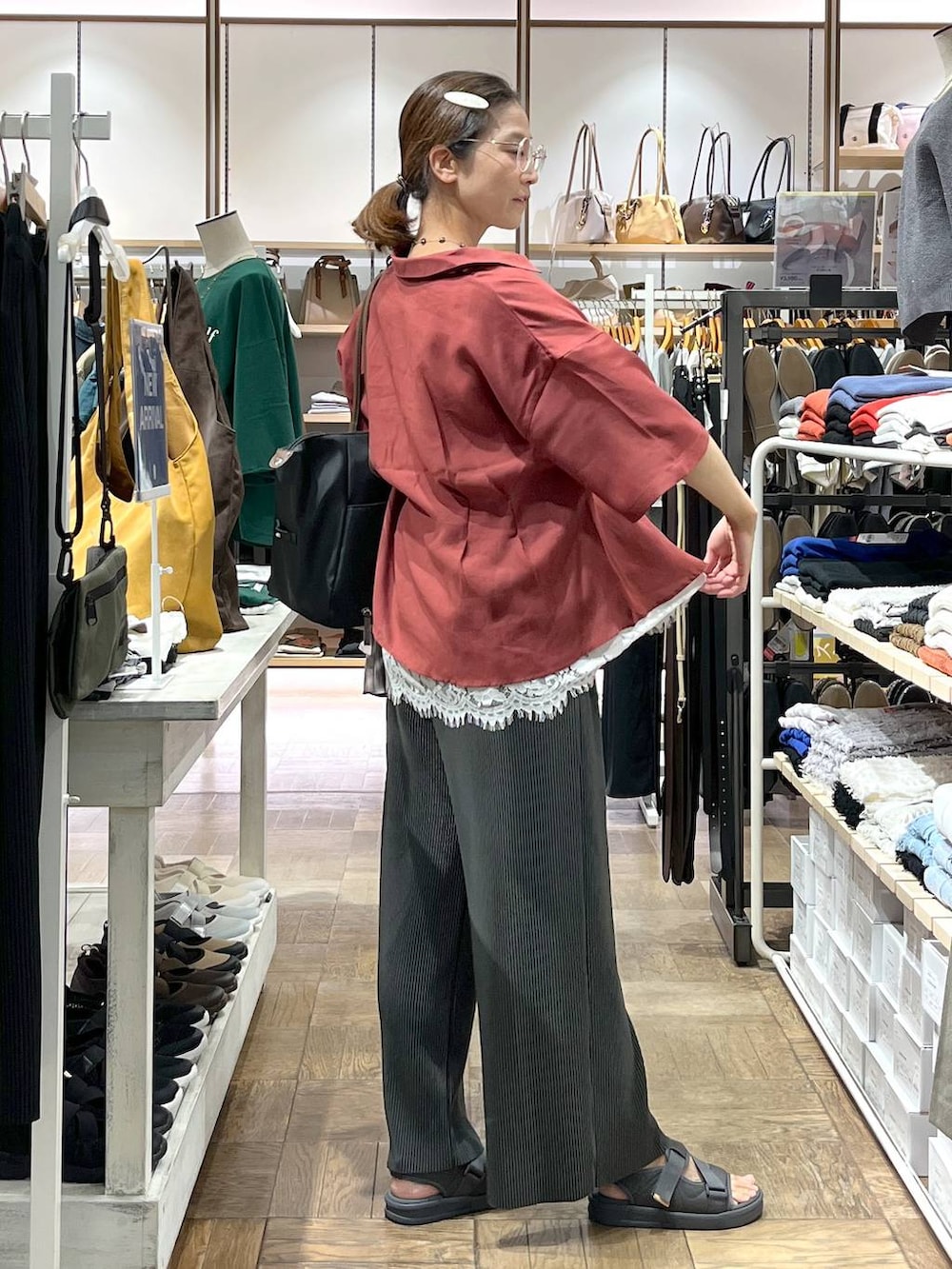 「ナチュラル、デート/ロマンティック、楽ちんコーデ、着痩せ、旅行、GLOBAL WORK、サマ見え_GLOBAL WORK、サンダル、タンクトップ、トートバッグ、ネックレス、パンツ、シャツ、夏コーデ、秋コーデ」|「GLOBAL WORKのエアかるベルトスニーカーサンダル/323165(サンダル、グレー系)」を使った、nibakeryさん(レディース・168cm)の夏コーディネートの2枚目の写真