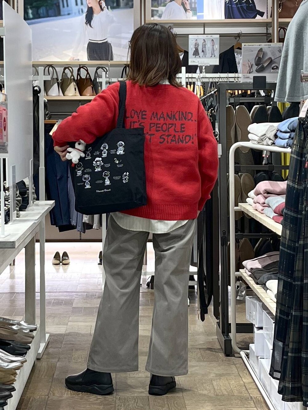 ブラウン系のその他パンツ、ブラック系のブーツ、レッド系のカーディガン/ボレロを着用したレディースの秋コーディネートの3枚目の写真