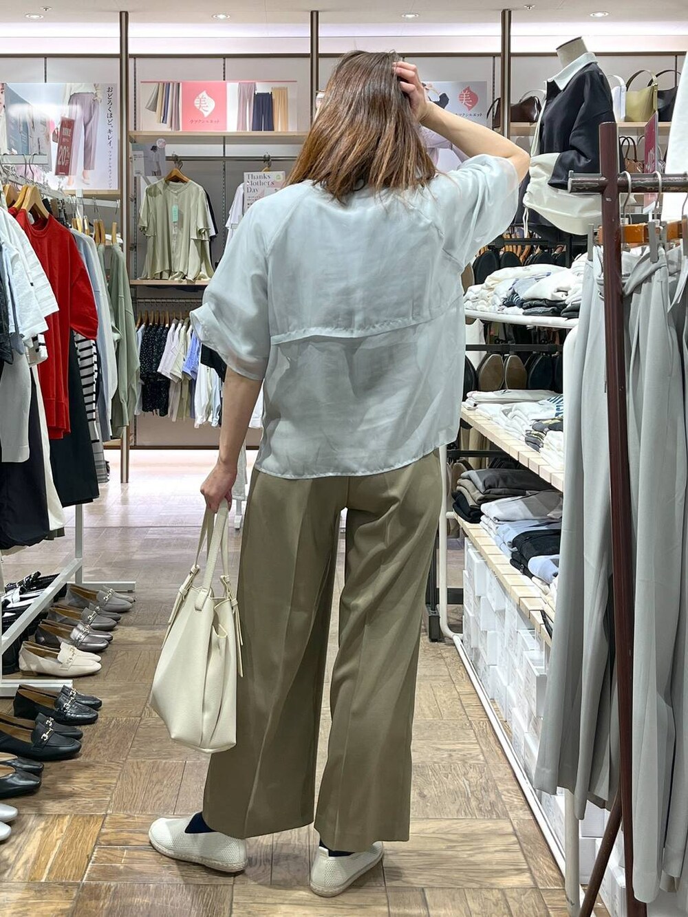 「高身長、体型カバー、ナチュラル、デート/ロマンティック、楽ちんコーデ、着痩せ、旅行、GLOBAL WORK、サマ見え_GLOBAL WORK、着痩せ・細見え、夏コーデ、Tシャツ、ショルダーバッグ、フラットシューズ、ワイドパンツ」|「GLOBAL WORKのスペ軽5ROOM2WAYショルダー/286829(ショルダーバッグ、ホワイト系)」を使った、nibakeryさん(レディース・168cm)の春コーディネートの3枚目の写真