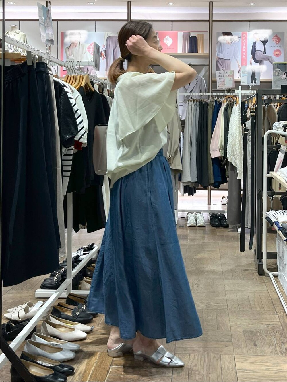 「高身長、体型カバー、ナチュラル、デート/ロマンティック、楽ちんコーデ、着痩せ、旅行、GLOBAL WORK、サマ見え_GLOBAL WORK、着痩せ・細見え、フラットシューズ、デニムパンツ、ワイドパンツ、ブラウス、トートバッグ」｜「GLOBAL WORKのスペ軽撥水6ポケA4トート/234500（トートバッグ、シルバー系）」を使った、nibakeryさん（レディース・168cm）の春コーディネートの2枚目の写真