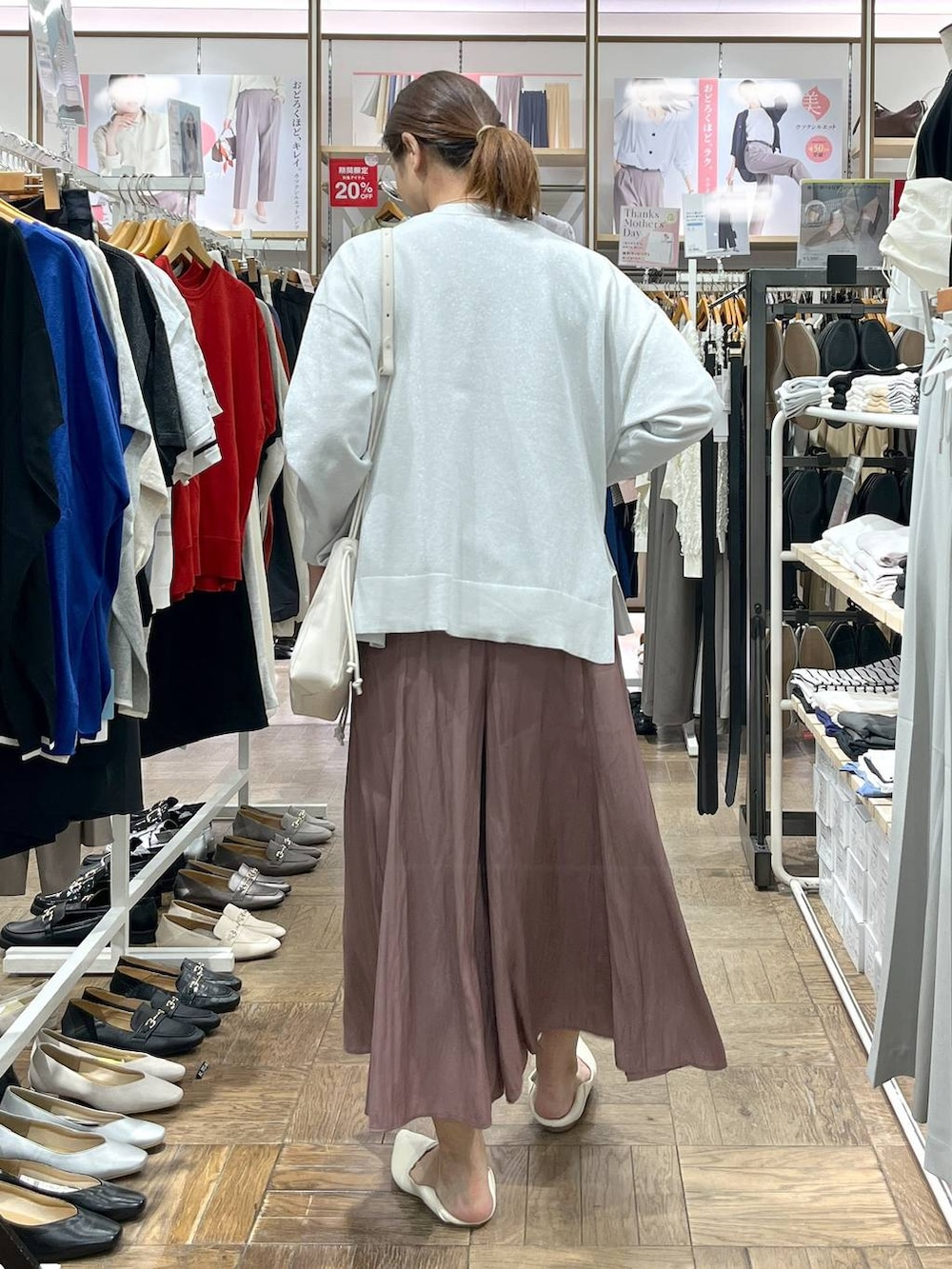 「高身長、体型カバー、ナチュラル、デート/ロマンティック、楽ちんコーデ、着痩せ、旅行、GLOBAL WORK、サマ見え_GLOBAL WORK、着痩せ・細見え、Tシャツ、リラックス、ワイドパンツ、ニット、カーディガン」|「GLOBAL WORKのリッチクリーンプリントT半袖/147640(Tシャツ/カットソー、ホワイト系)」を使った、nibakeryさん(レディース・168cm)の春コーディネートの3枚目の写真