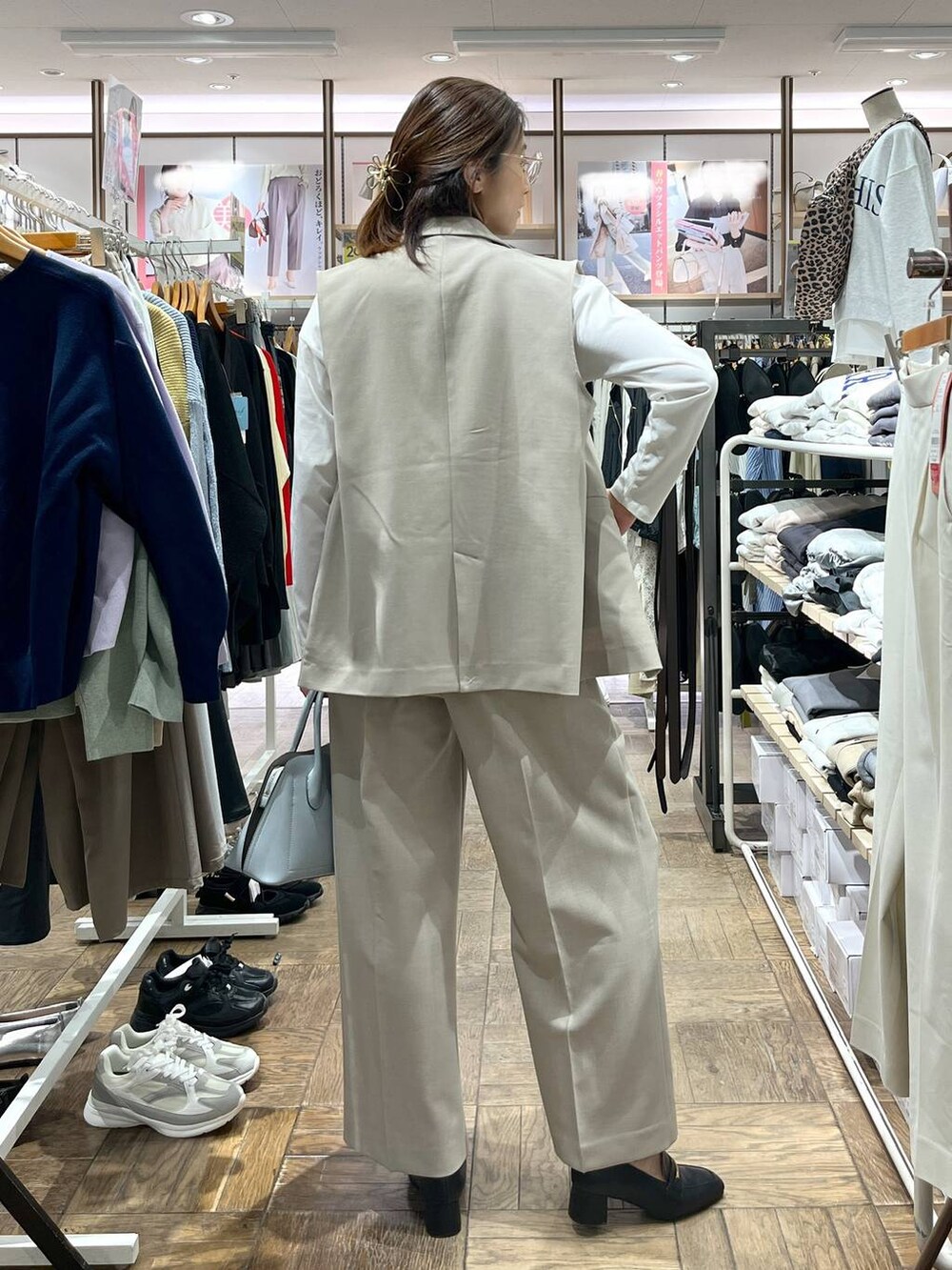 「ワイドパンツ、夏コーデ、高身長、体型カバー、ナチュラル、デート/ロマンティック、楽ちんコーデ、着痩せ、旅行、GLOBAL WORK、サマ見え_GLOBAL WORK、着痩せ・細見え、ローファー、ヘアアクセサリー、ネックレス」|「GLOBAL WORKのらくっションヒールローファー/136033(ローファー、ブラック系)」を使った、nibakeryさん(レディース・168cm)の春コーディネートの3枚目の写真