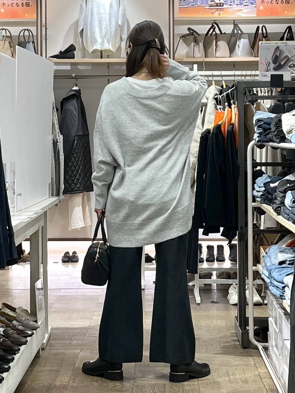 グレー系のニット/セーター、ホワイト系のTシャツ/カットソー、ブラック系のボストンバッグを着用したレディースの冬コーディネートの3枚目の写真