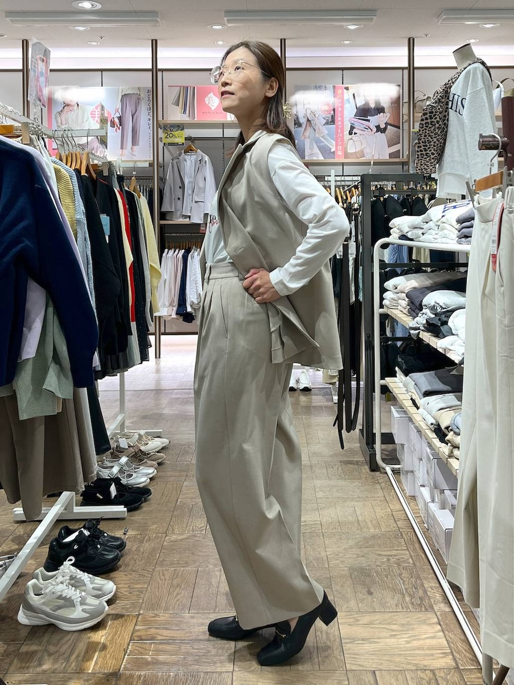 「ワイドパンツ、夏コーデ、高身長、体型カバー、ナチュラル、デート/ロマンティック、楽ちんコーデ、着痩せ、旅行、GLOBAL WORK、サマ見え_GLOBAL WORK、着痩せ・細見え、ローファー、ヘアアクセサリー、ネックレス」|「GLOBAL WORKのらくっションヒールローファー/136033(ローファー、ブラック系)」を使った、nibakeryさん(レディース・168cm)の春コーディネートの2枚目の写真