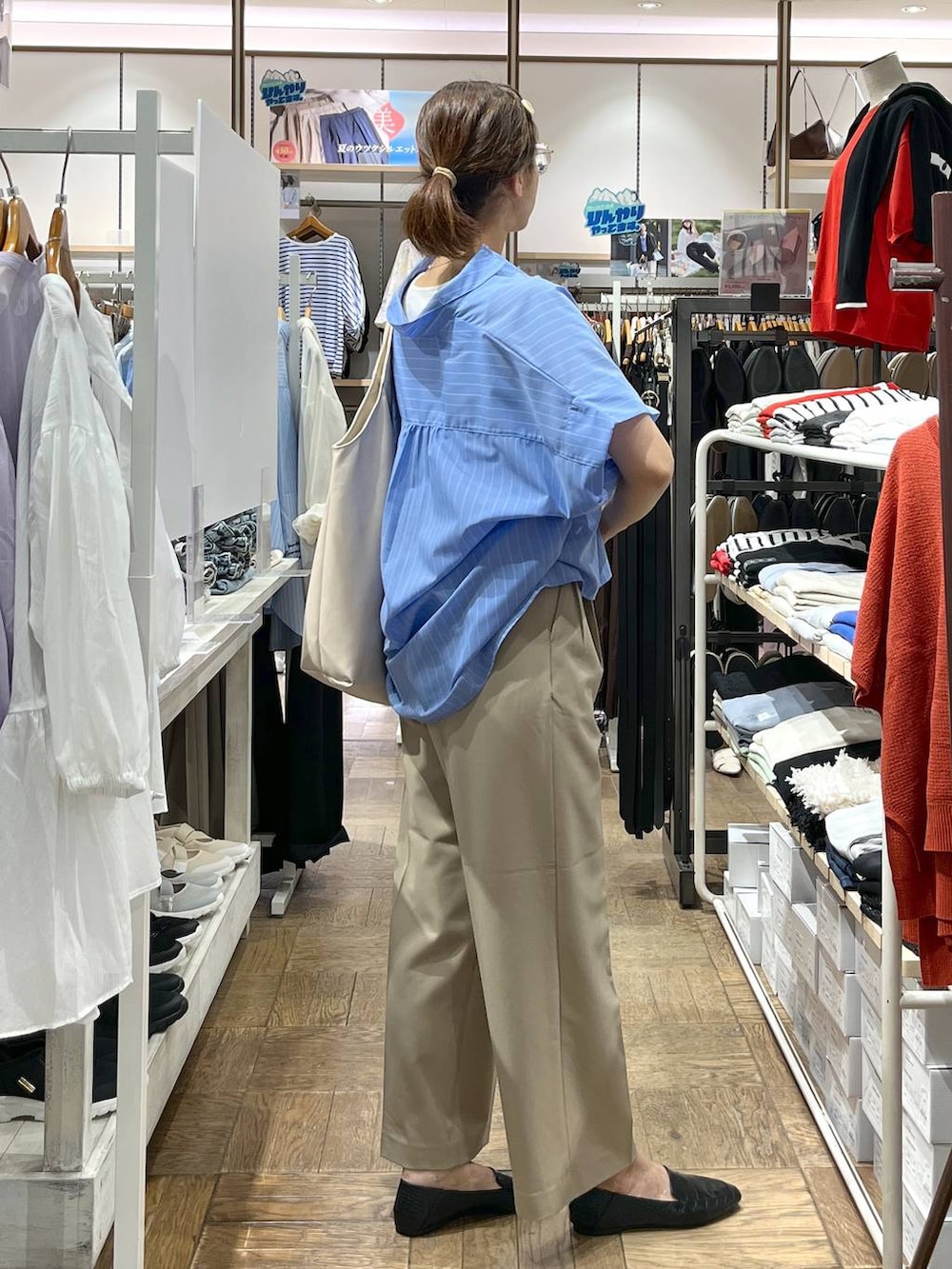 「旅行、高身長、体型カバー、ナチュラル、デート/ロマンティック、楽ちんコーデ、着痩せ、GLOBAL WORK、サマ見え_GLOBAL WORK、着痩せ・細見え、夏コーデ、シャツ、ウツクシルエットパンツ_GLOBAL WORK、ワイドパンツ、フラットシューズ」｜「GLOBAL WORKのらくっション踏めるバブーシュ/136007（その他シューズ、ブラック系）」を使った、nibakeryさん（レディース・168cm）の夏コーディネートの2枚目の写真