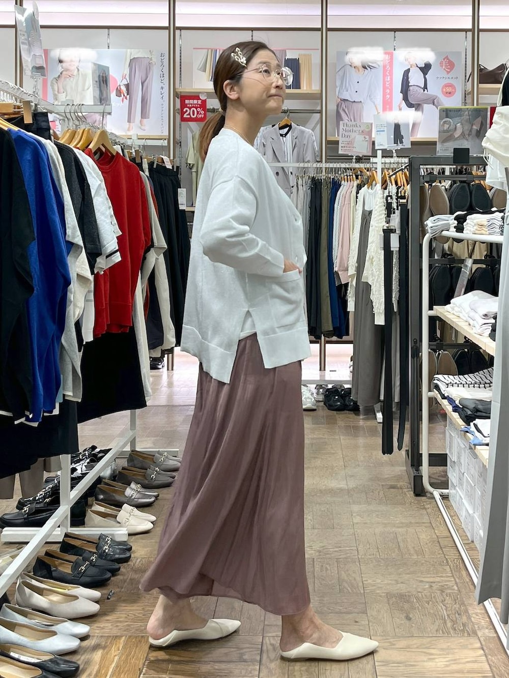 「高身長、体型カバー、ナチュラル、デート/ロマンティック、楽ちんコーデ、着痩せ、旅行、GLOBAL WORK、サマ見え_GLOBAL WORK、着痩せ・細見え、Tシャツ、リラックス、ワイドパンツ、ニット、カーディガン」|「GLOBAL WORKのリッチクリーンプリントT半袖/147640(Tシャツ/カットソー、ホワイト系)」を使った、nibakeryさん(レディース・168cm)の春コーディネートの2枚目の写真