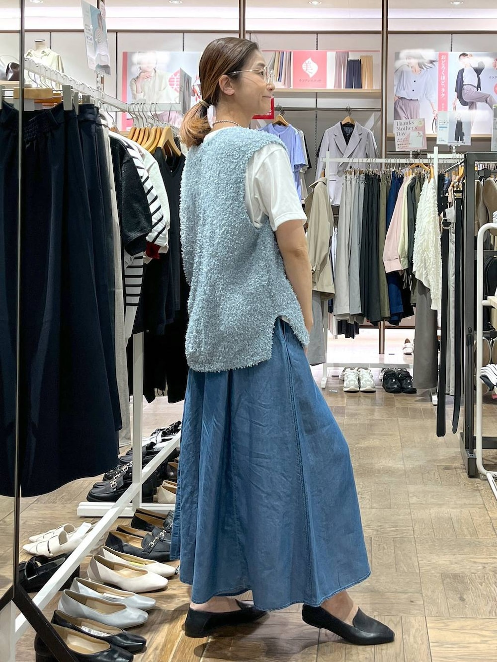 「ボストンバッグ、ネックレス、高身長、体型カバー、ナチュラル、デート/ロマンティック、楽ちんコーデ、着痩せ、旅行、GLOBAL WORK、サマ見え_GLOBAL WORK、着痩せ・細見え、フラットシューズ、デニムパンツ、ワイドパンツ」｜「GLOBAL WORKのステンレスボールY字ネックレス/106439（ネックレス、シルバー系）」を使った、nibakeryさん（レディース・168cm）の春コーディネートの2枚目の写真