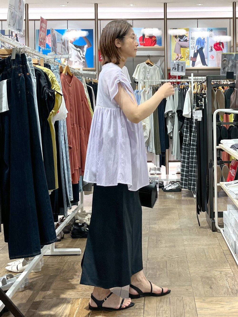 「デート/ロマンティック、着痩せ、旅行、GLOBAL WORK、サマ見え_GLOBAL WORK、着痩せ・細見え、高身長、体型カバー、ナチュラル、楽ちんコーデ、サンダル、ネックレス、スカート、ウツクシルエット_GLOBAL WORK、バッグ」｜「GLOBAL WORKのスペ軽メタル2WAYBAG/234502（ショルダーバッグ、ブラック系）」を使った、nibakeryさん（レディース・168cm）の夏コーディネートの2枚目の写真