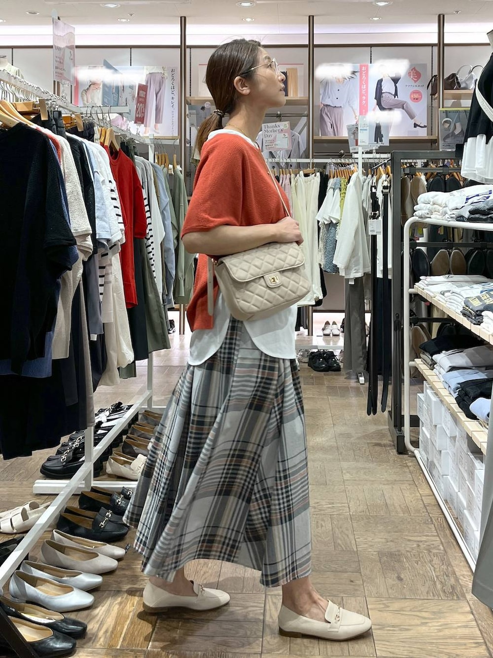 「旅行、高身長、体型カバー、ナチュラル、デート/ロマンティック、楽ちんコーデ、着痩せ、GLOBAL WORK、サマ見え_GLOBAL WORK、着痩せ・細見え、コタット、スカート、ローファー、母の日、フラットシューズ」|「GLOBAL WORKのサイズ拡大/らくっション撥水2WAYローファー/131468(ローファー、ホワイト系)」を使った、nibakeryさん(レディース・168cm)の春コーディネートの2枚目の写真