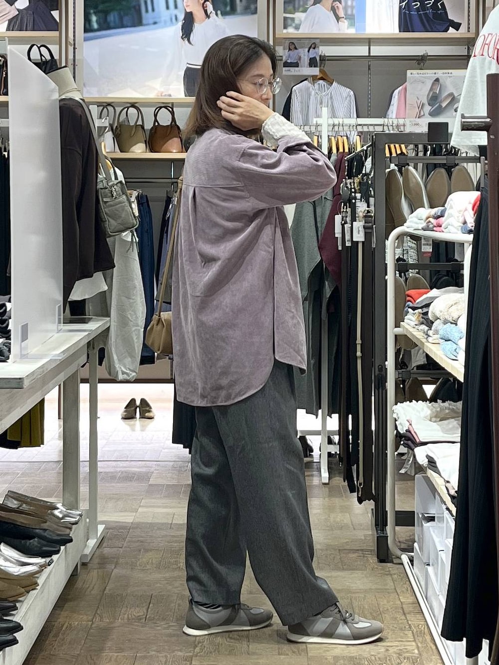 パープル系のシャツ/ブラウス、グレー系のその他パンツ、グレー系のスニーカーを着用したレディースの秋コーディネートの2枚目の写真