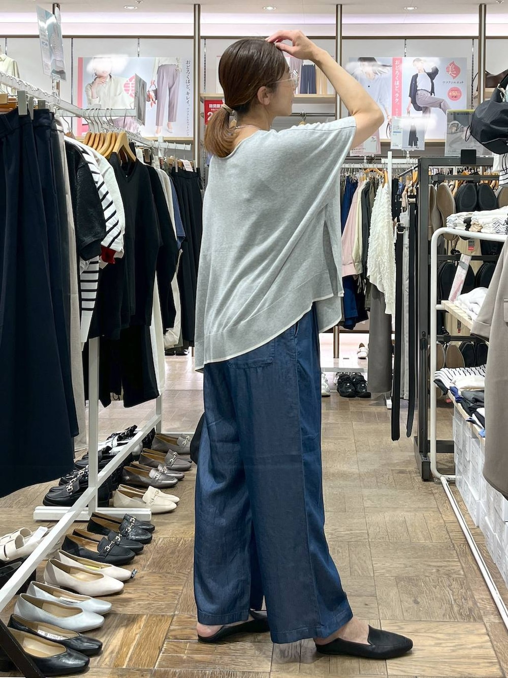 「高身長、体型カバー、ナチュラル、デート/ロマンティック、楽ちんコーデ、着痩せ、旅行、GLOBAL WORK、サマ見え_GLOBAL WORK、着痩せ・細見え、フラットシューズ、ポンチョ、ニット、トートバッグ、デニムパンツ」|「GLOBAL WORKのらくっション踏めるバブーシュ/136007(その他シューズ、ブラック系)」を使った、nibakeryさん(レディース・168cm)の春コーディネートの2枚目の写真