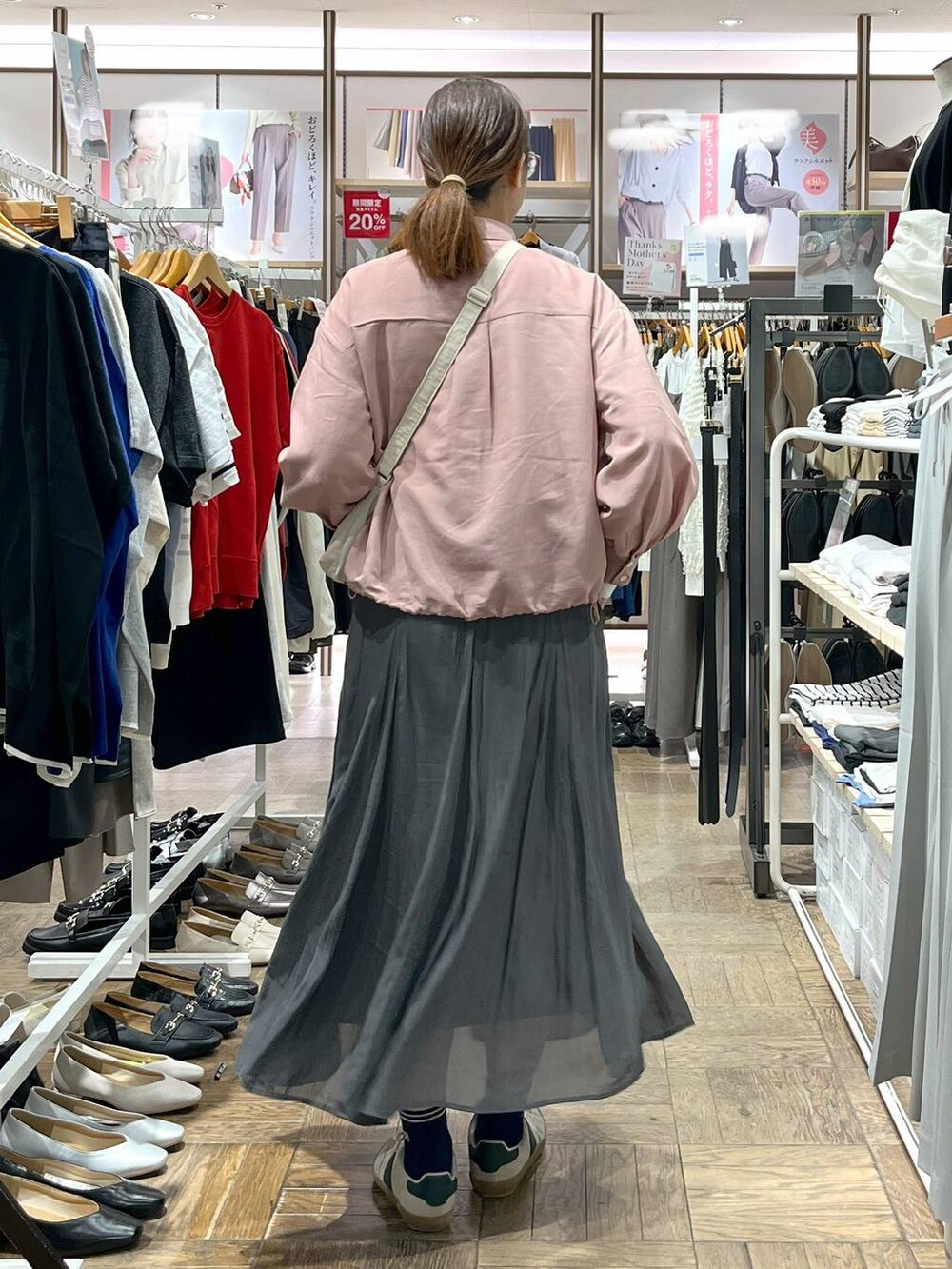 「高身長、旅行、着痩せ、シアートップス、体型カバー、ナチュラル、デート/ロマンティック、楽ちんコーデ、GLOBAL WORK、サマ見え_GLOBAL WORK、着痩せ・細見え、ニット、スニーカー、ショルダーバッグ、シャツ」|「GLOBAL WORKのエアかるクラシックスニーカー/135751(スニーカー、ベージュ系)」を使った、nibakeryさん(レディース・168cm)の春コーディネートの3枚目の写真