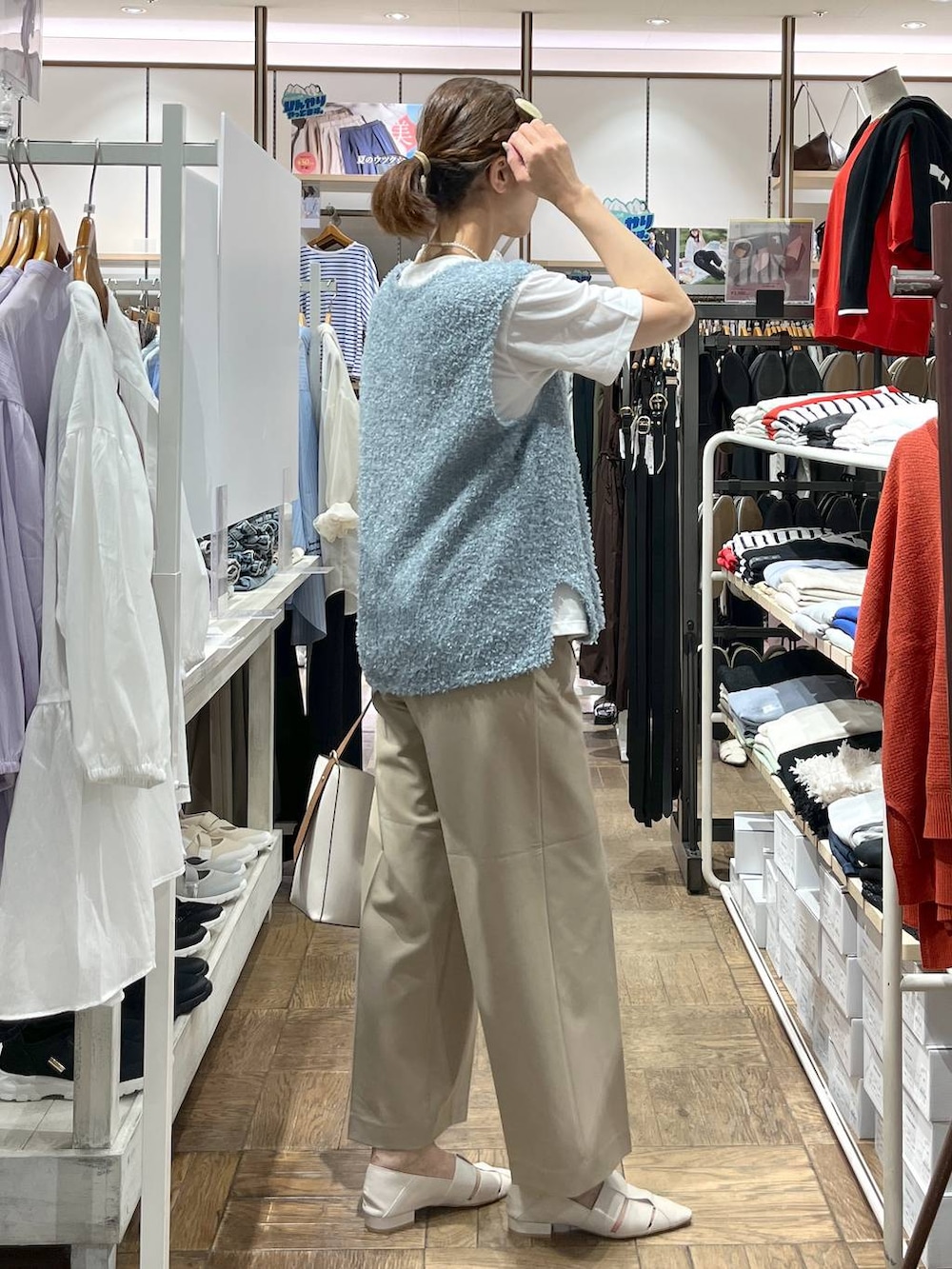 「ナチュラル、デート/ロマンティック、ウツクシルエットパンツ_GLOBAL WORK、ワイドパンツ、高身長、体型カバー、楽ちんコーデ、着痩せ、旅行、GLOBAL WORK、サマ見え_GLOBAL WORK、着痩せ・細見え、夏コーデ、ショルダーバッグ、パンプス」|「GLOBAL WORKのスペ軽5WAYショルダー/253022(ショルダーバッグ、ホワイト系)」を使った、nibakeryさん(レディース・168cm)の夏コーディネートの2枚目の写真