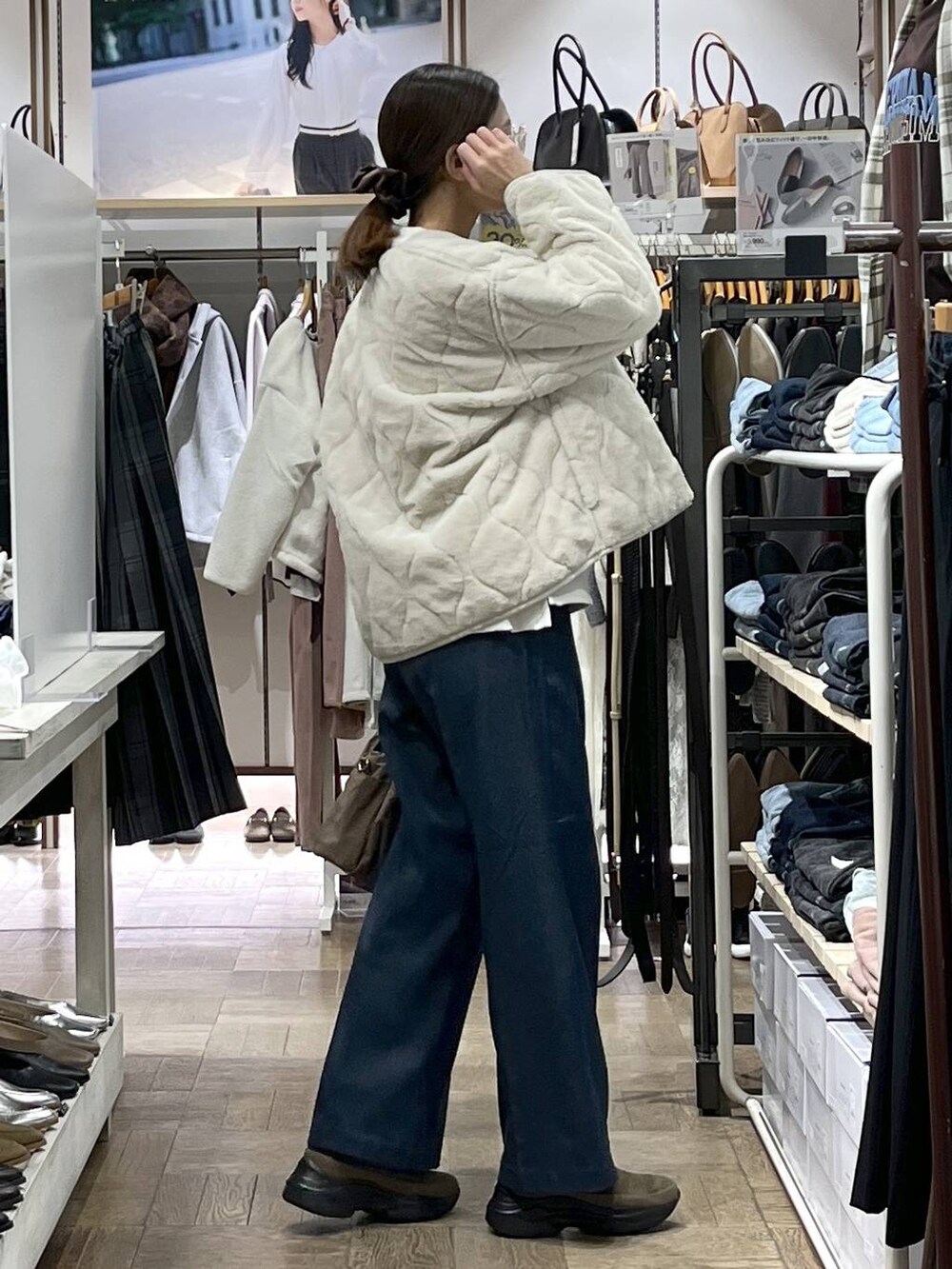 ベージュ系のトートバッグ、ベージュ系のブルゾン、ホワイト系のニット/セーターを着用したレディースの秋コーディネートの2枚目の写真