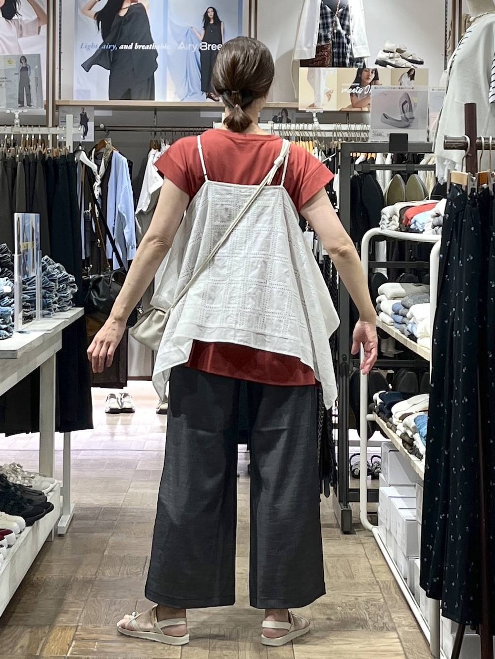 ベージュ系のショルダーバッグ、ブラック系のその他パンツ、レッド系のTシャツ/カットソーを着用したレディースの夏コーディネートの3枚目の写真