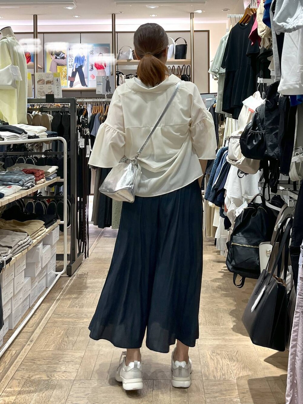 「高身長、体型カバー、ナチュラル、デート/ロマンティック、楽ちんコーデ、着痩せ、旅行、GLOBAL WORK、サマ見え_GLOBAL WORK、着痩せ・細見え、夏コーデ、シャツ、さらさらリラックス_GLOBAL WORK、ワイドパンツ、タンクトップ」|「GLOBAL WORKのスペ軽お財布ショルダー/132336(ショルダーバッグ、シルバー系)」を使った、nibakeryさん(レディース・168cm)の春コーディネートの3枚目の写真