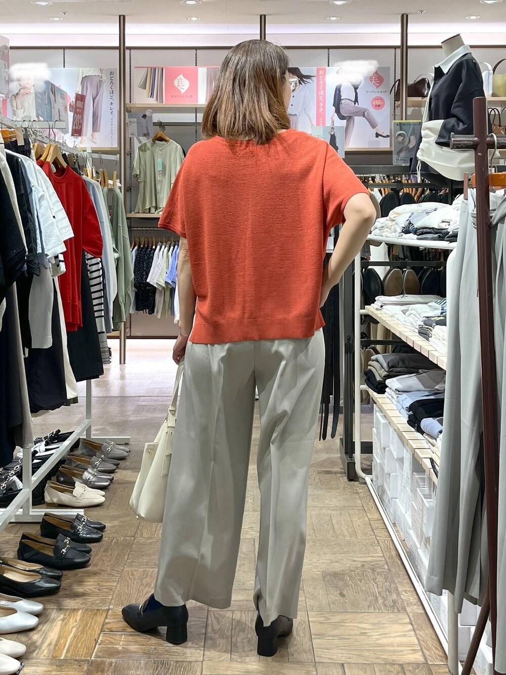 「高身長、体型カバー、ナチュラル、デート/ロマンティック、楽ちんコーデ、着痩せ、旅行、GLOBAL WORK、サマ見え_GLOBAL WORK、着痩せ・細見え、夏コーデ、ローファー、ショルダーバッグ、ニット、ワイドパンツ」|「GLOBAL WORKのらくっションヒールローファー/136033(ローファー、ブラック系)」を使った、nibakeryさん(レディース・168cm)の春コーディネートの3枚目の写真