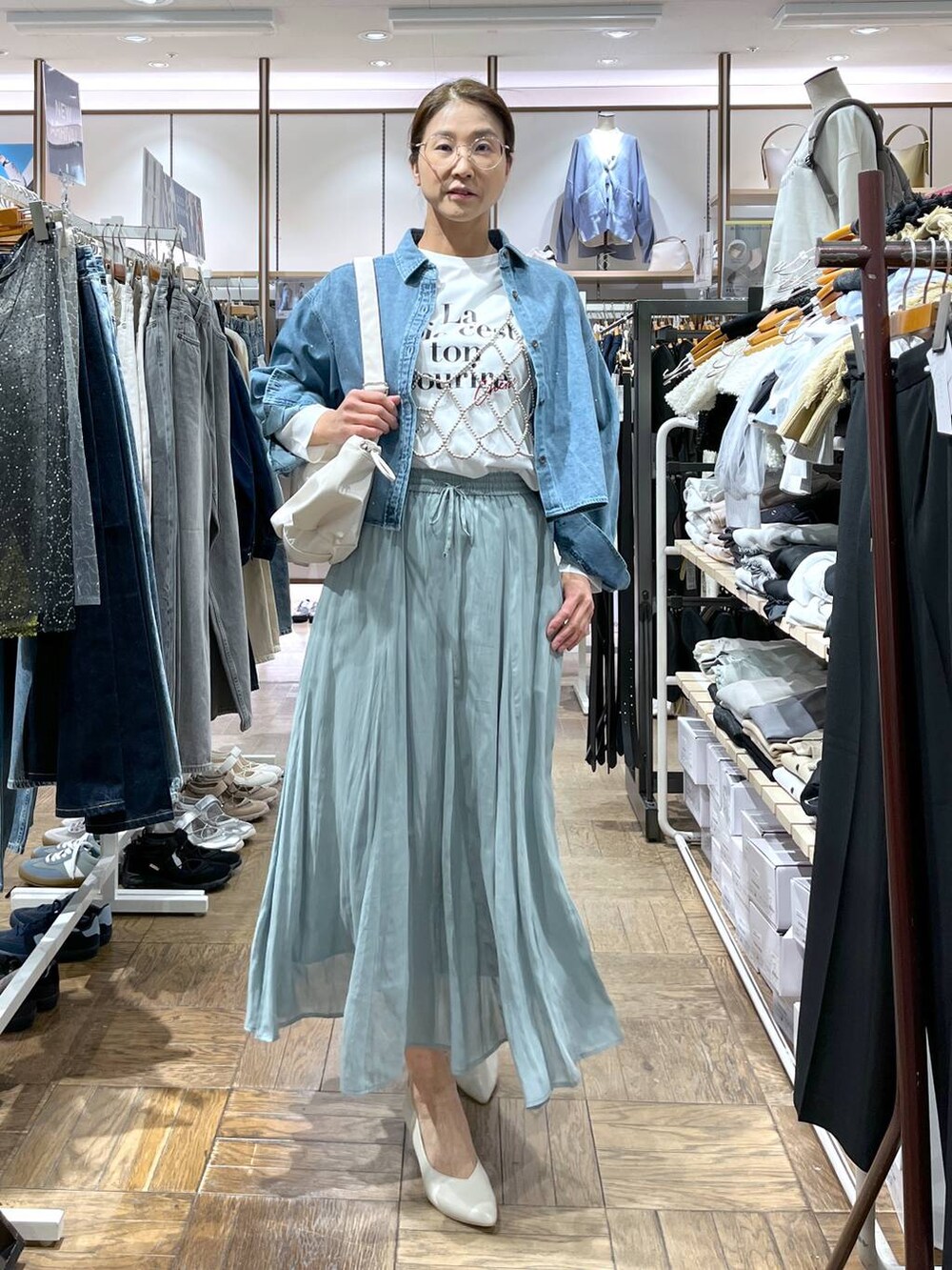 「楽ちんコーデ、着痩せ、旅行、GLOBAL WORK、サマ見え_GLOBAL WORK、高身長、体型カバー、ナチュラル、デート/ロマンティック、着痩せ・細見え、ビスチェ、リラックス、スカート、パンプス、ロンT」|「GLOBAL WORKのイージービスチェ/129558(ベスト、シルバー系)」を使った、nibakeryさん(レディース・168cm)の春コーディネートの2枚目の写真