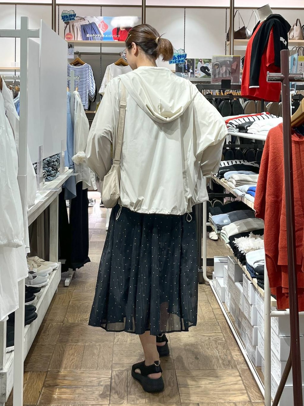 「高身長、体型カバー、ナチュラル、デート/ロマンティック、楽ちんコーデ、着痩せ、旅行、GLOBAL WORK、サマ見え_GLOBAL WORK、着痩せ・細見え、夏コーデ、サンダル、ショルダーバッグ、スカート、タンクトップ」｜「GLOBAL WORKのエアリーリラックスフレアスカート/147678（スカート、その他）」を使った、nibakeryさん（レディース・168cm）の夏コーディネートの3枚目の写真