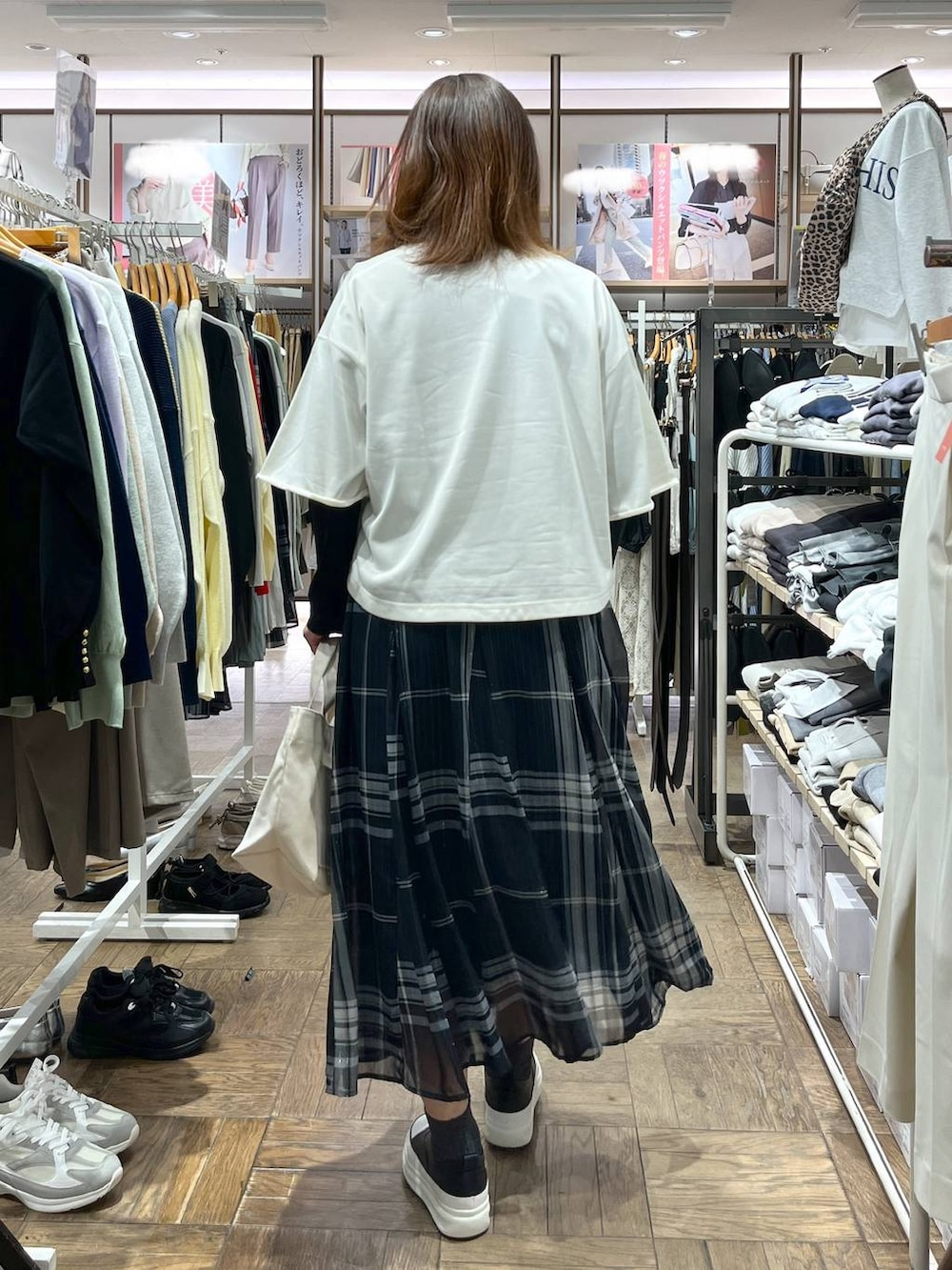 「高身長、体型カバー、ロンT、春コーデ、カジュアル、ナチュラル、デート/ロマンティック、楽ちんコーデ、着痩せ、旅行、GLOBAL WORK、サマ見え_GLOBAL WORK、着痩せ・細見え、厚底シューズ、スリッポン」|「GLOBAL WORKのエアかる厚底スリッポン/135743(スリッポン、ブラック系)」を使った、nibakeryさん(レディース・168cm)の春コーディネートの3枚目の写真