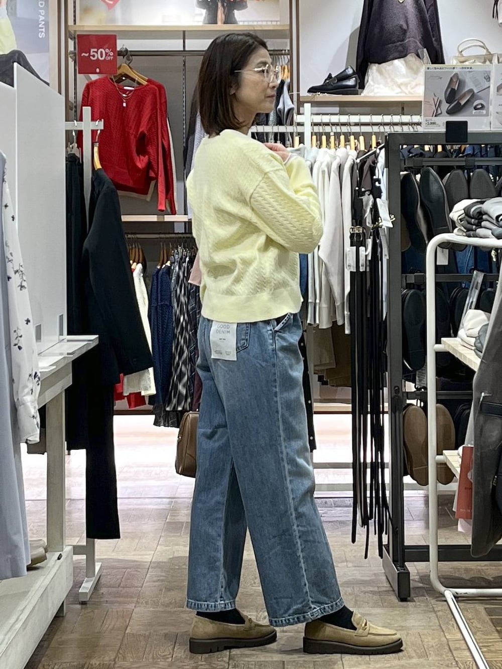 ブルー系のデニムパンツ、ベージュ系のローファー、ホワイト系のTシャツ/カットソーを着用したレディースの冬コーディネートの2枚目の写真