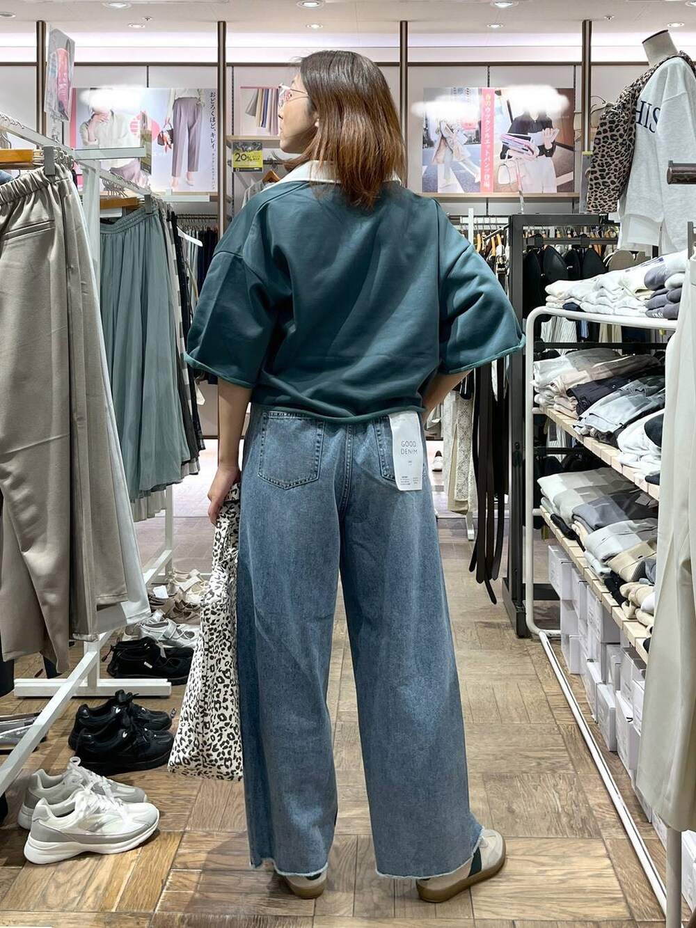 「着痩せ、高身長、体型カバー、ナチュラル、デート/ロマンティック、楽ちんコーデ、旅行、GLOBAL WORK、サマ見え_GLOBAL WORK、着痩せ・細見え、スウェット、スニーカー、デニムパンツ、トートバッグ、タンクトップ」｜「GLOBAL WORKのエアかるクラシックスニーカー/135751（スニーカー、ベージュ系）」を使った、nibakeryさん（レディース・168cm）の春コーディネートの3枚目の写真